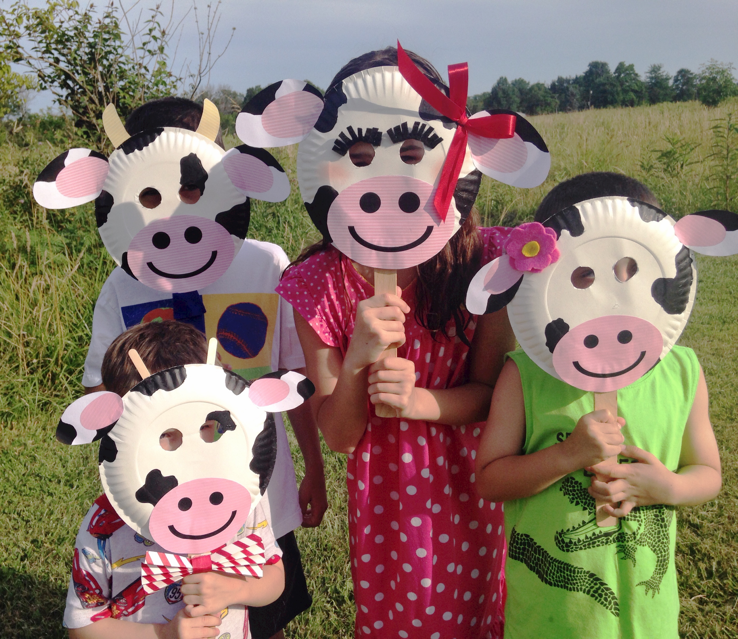 Chick-fil-a Cow Appreciation Day | Cow Appreciation Day Ideas | Chick-fil-A Cow Mask | Chickfila Cow Day | Paper Plate Crafts | Paper Plate Cow | Paper Plate Cow Craft | Cow Mask | Cow Mask for Kids | CFA | Chickfila Day | Cow Face | Are you ready to #eatmorechikin ? If you're a family that loves Chick-fil-a, you know what Cow Appreciation Day means! And, Six Clever Sisters has easy cow masks ideas for you for the whole family!