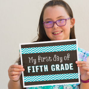 Back to School Signs | Back to School Signs free printable | Back to School Signs free | First day of school signs | first day of school signs free | first day of school signs free printable | first day of school signs printable | Download and print these #firstdayofschool signs on the #sixcleversisters blog! 