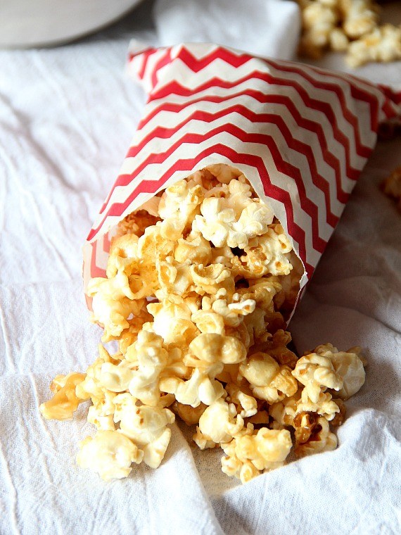 12 Holiday Recipes | Popcorn Recipes | Holiday Recipes | Popcorn Recipes Sweet | Foods for Gifts | Popcorn Recipes Sweet | Foods for Gift Giving | Homemade Food Gifts | Homemade Food Gifts Easy | Recipes for Popcorn | You'll love these fun popcorn recipes on Six Clever Sisters. These make great foods for gifting this holiday season!
