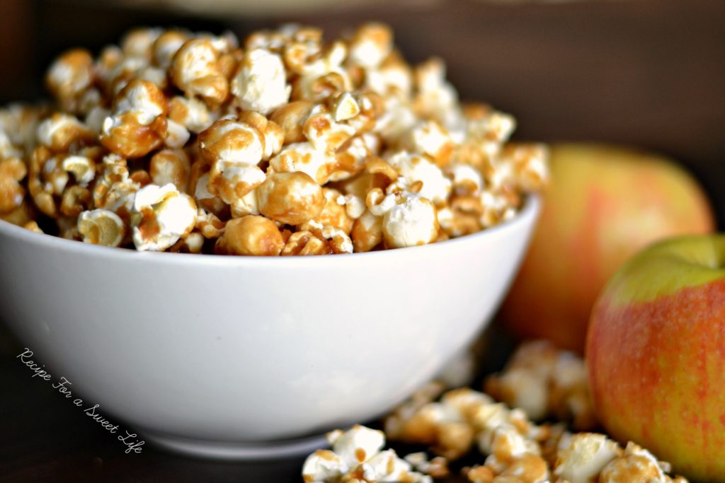 12 Holiday Recipes | Popcorn Recipes | Holiday Recipes | Popcorn Recipes Sweet | Foods for Gifts | Popcorn Recipes Sweet | Foods for Gift Giving | Homemade Food Gifts | Homemade Food Gifts Easy | Recipes for Popcorn | You'll love these fun popcorn recipes on Six Clever Sisters. These make great foods for gifting this holiday season!