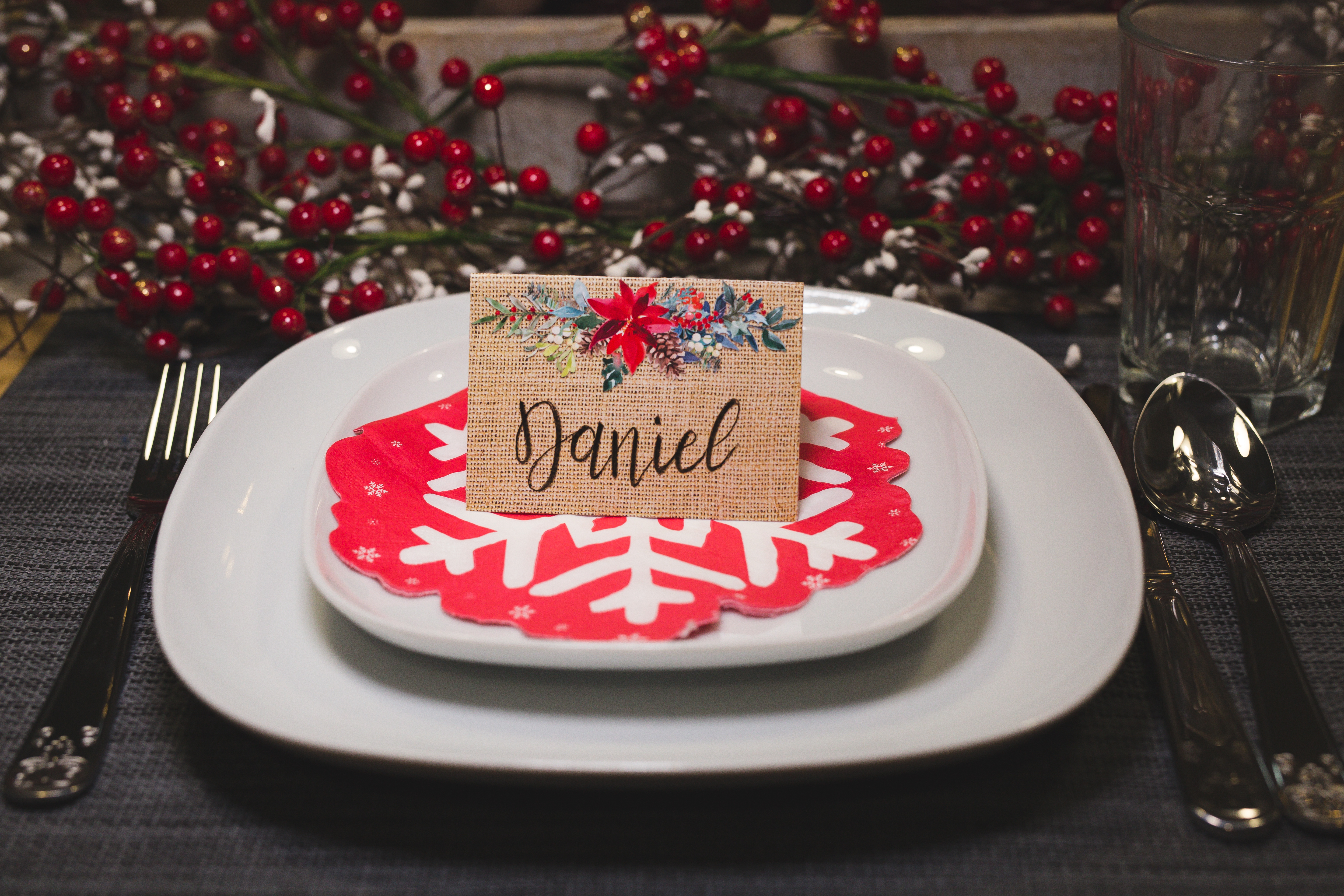 Christmas Table Place Cards | Christmas Name Place Cards | Christmas Table Decor | Christmas Table Settings | Christmas Table Name Tags Place Settings | Free printable table place cards for Christmas! 4 designs to download on the Six Clever Sisters blog.