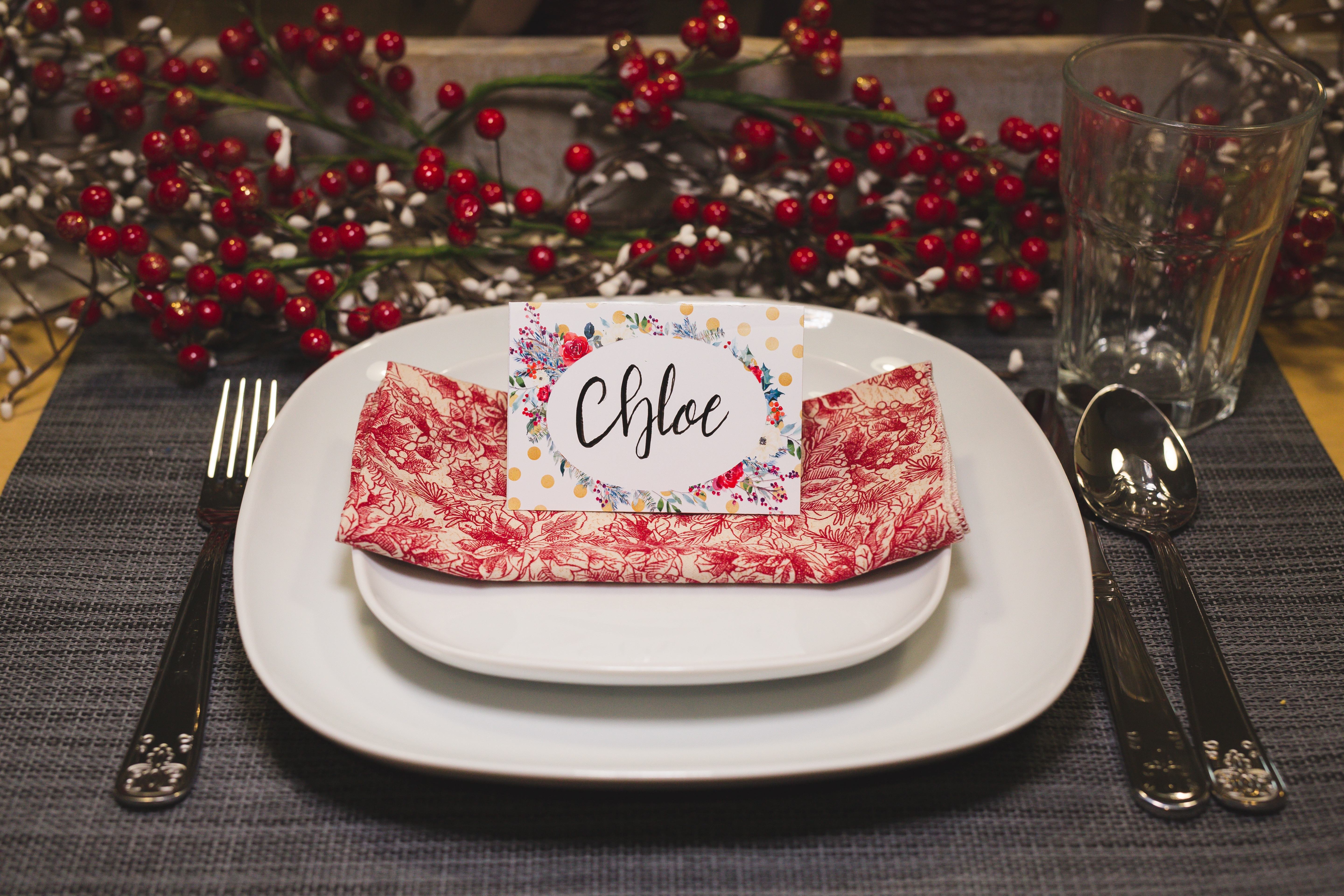 Christmas Table Place Cards | Christmas Name Place Cards | Christmas Table Decor | Christmas Table Settings | Christmas Table Name Tags Place Settings | Free printable table place cards for Christmas! 4 designs to download on the Six Clever Sisters blog.