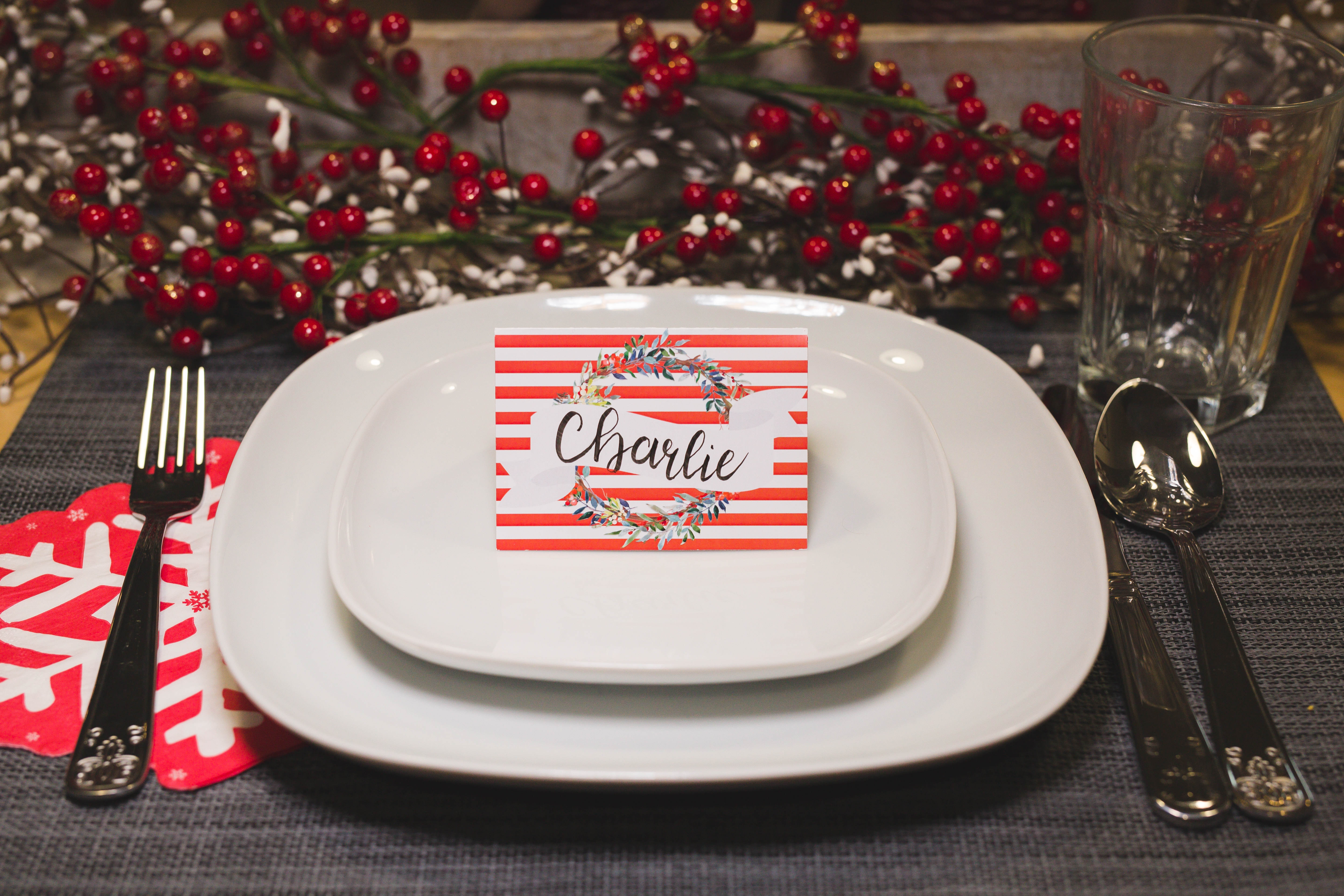 Christmas Table Place Cards | Christmas Name Place Cards | Christmas Table Decor | Christmas Table Settings | Christmas Table Name Tags Place Settings | Free printable table place cards for Christmas! 4 designs to download on the Six Clever Sisters blog.