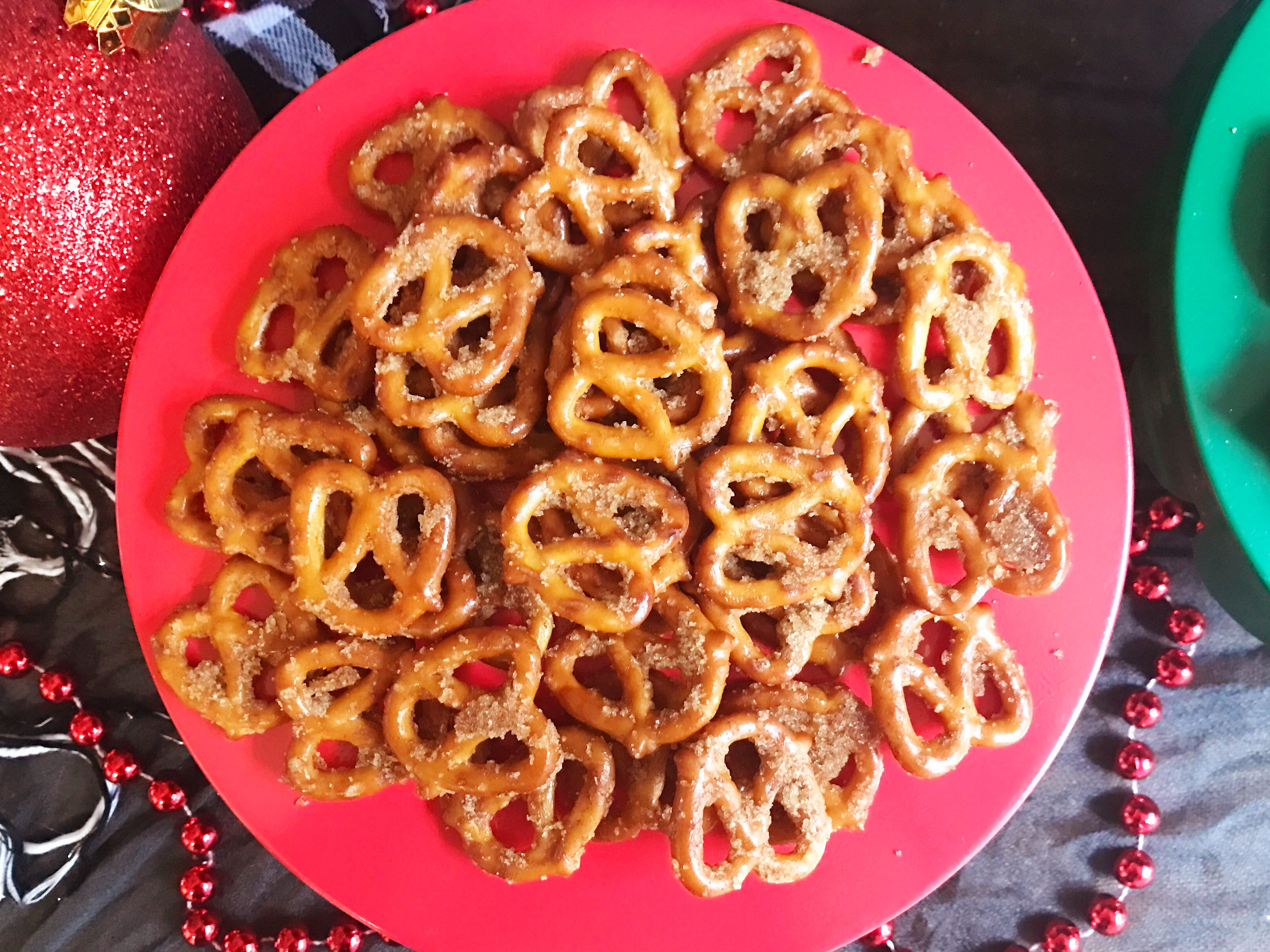 Cinnamon Sugar Pretzels | Christmas Snack | Christmas | Winter Party | Pretzel | snack Recipe | Christmas Snack Ideas | Christmas Snacks For Party | Christmas Food | Party Food | Seasoned Pretzels | Snack Food | Snacks for Party | Pretzel Recipes | Cinnamon | Sweet and Salty Snacks | A yummy sweet and salty snack, recipe on Six Clever Sisters!