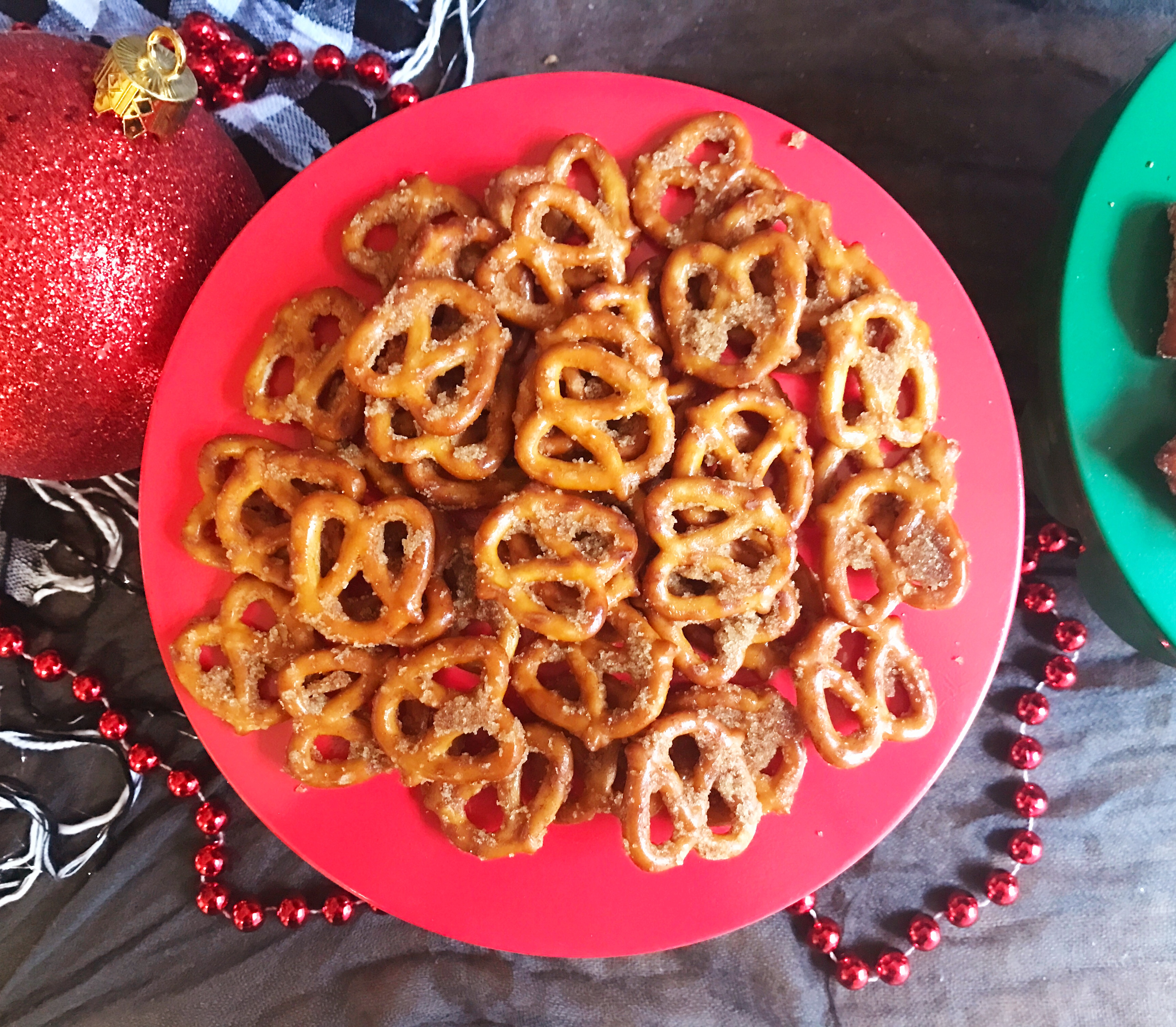 Cinnamon Sugar Pretzels | Christmas Snack | christmas | winter party | pretzel | snack recipe | Christmas snack ideas | Christmas snacks for party | Christmas food | party food | seasoned pretzels | snack | snacks for party | pretzel recipe | cinnamon | sweet and salty | A yummy sweet and salty snack, recipe on Six Clever Sisters!