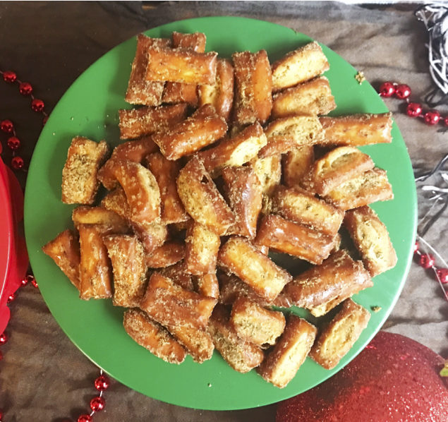 Garlic Ranch Pretzel Nuggets | Garlic Pretzels | Snack Food | Snacks for Party | Pretzel Recipes | Garlic | Salty Snacks | A yummy flavorful snack, recipe on Six Clever Sisters!