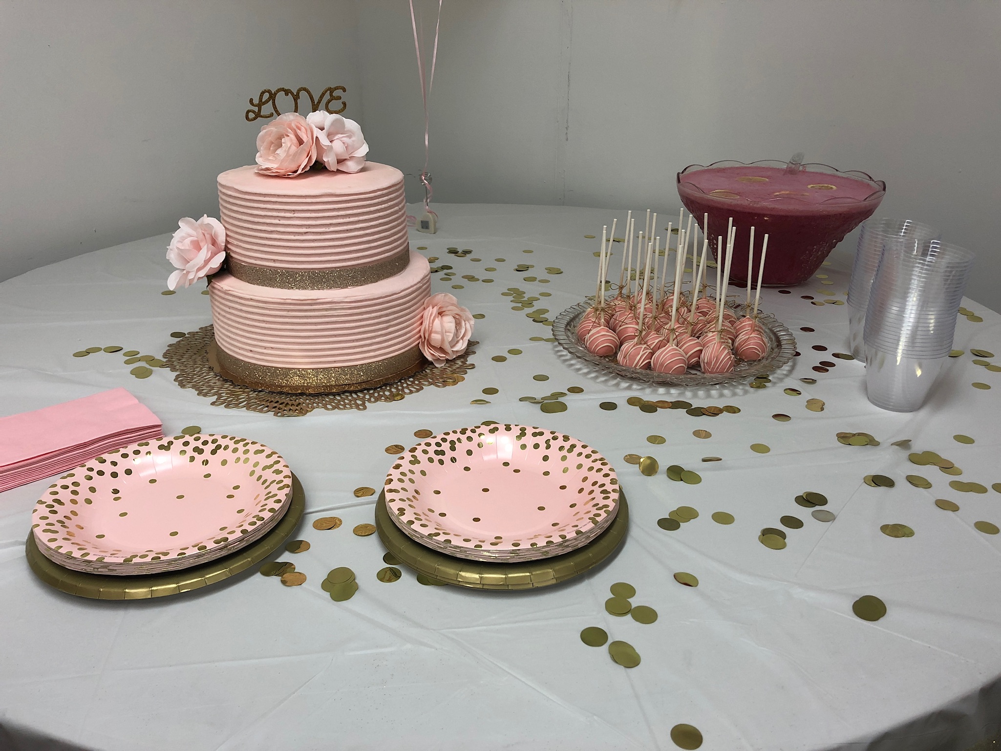 Bridal Shower | Wedding Shower | Bridal Inspo | Shower | Blush Pink | Gold | Pink & Gold | Pink Shower | Wedding Inspo | Wedding | Bridal Party | Bridal Brunch | Blush pink and gold are so pretty for a bridal shower! Get ideas here AND a free printable pattern!