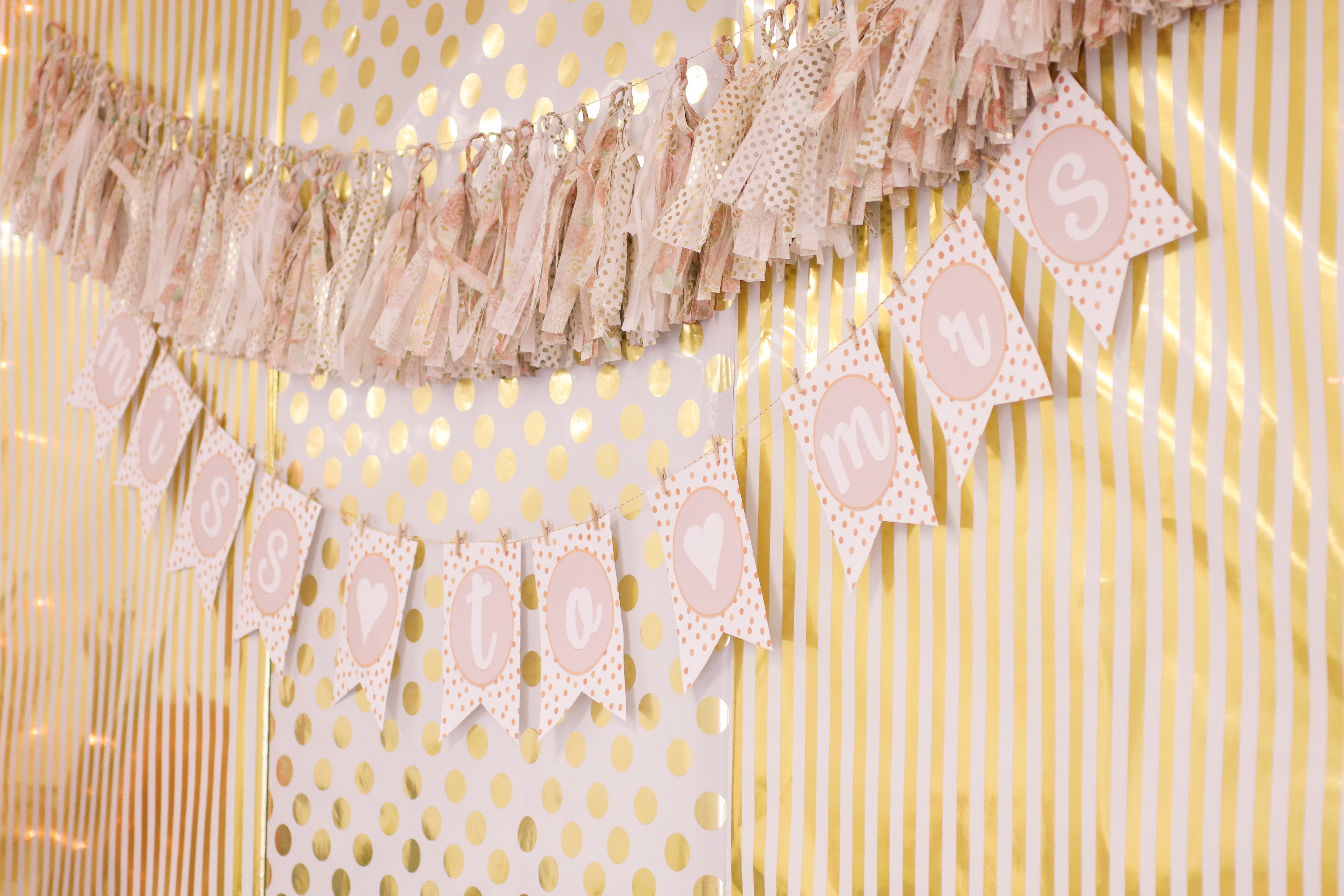 Bridal Shower | Wedding Shower | Bridal Inspo | Shower | Blush Pink | Gold | Pink & Gold | Pink Shower | Wedding Inspo | Wedding | Bridal Party | Bridal Brunch | Blush pink and gold are so pretty for a bridal shower! Get ideas here AND a free printable pattern!