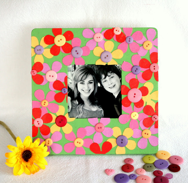 Mother's Day | Mother's Day Presents | Mother's Day Presents from Kids | Easy Gifts for Kids To Make DIY | Mother's Day Presents from Kids DIY | Easy Gifts for Kids To Make | Mother's Day Gifts From Kids DIY | Mothers Day Gifts From Kids DIY Homemade | Easy Crafts for Kids To Make | These diy gifts will make the perfect Mother's Day gift! Six Clever Sisters has the full list on the blog. Check it out and get crafting!