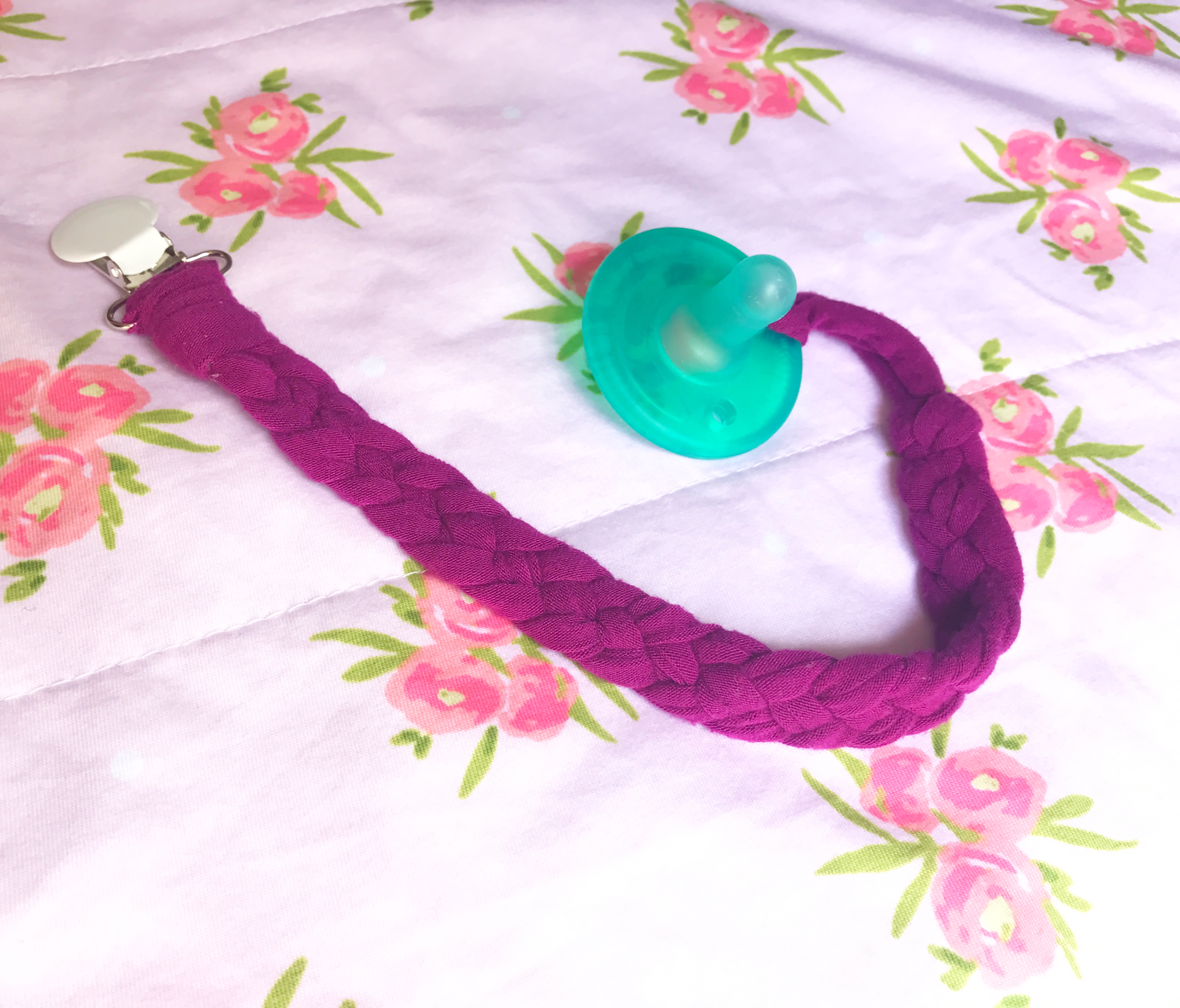 Easy Knit Pacifier Clip | No Sew Pacifier clip | DIY Pacifier Clip | Easy DIY Pacifier Clip | Pacifier Clip | Baby | Baby Gear | Nursery | Diaper Bag | Essentials Baby | Knit DIY | Make this adorable and soft clip for baby's Pacifier!