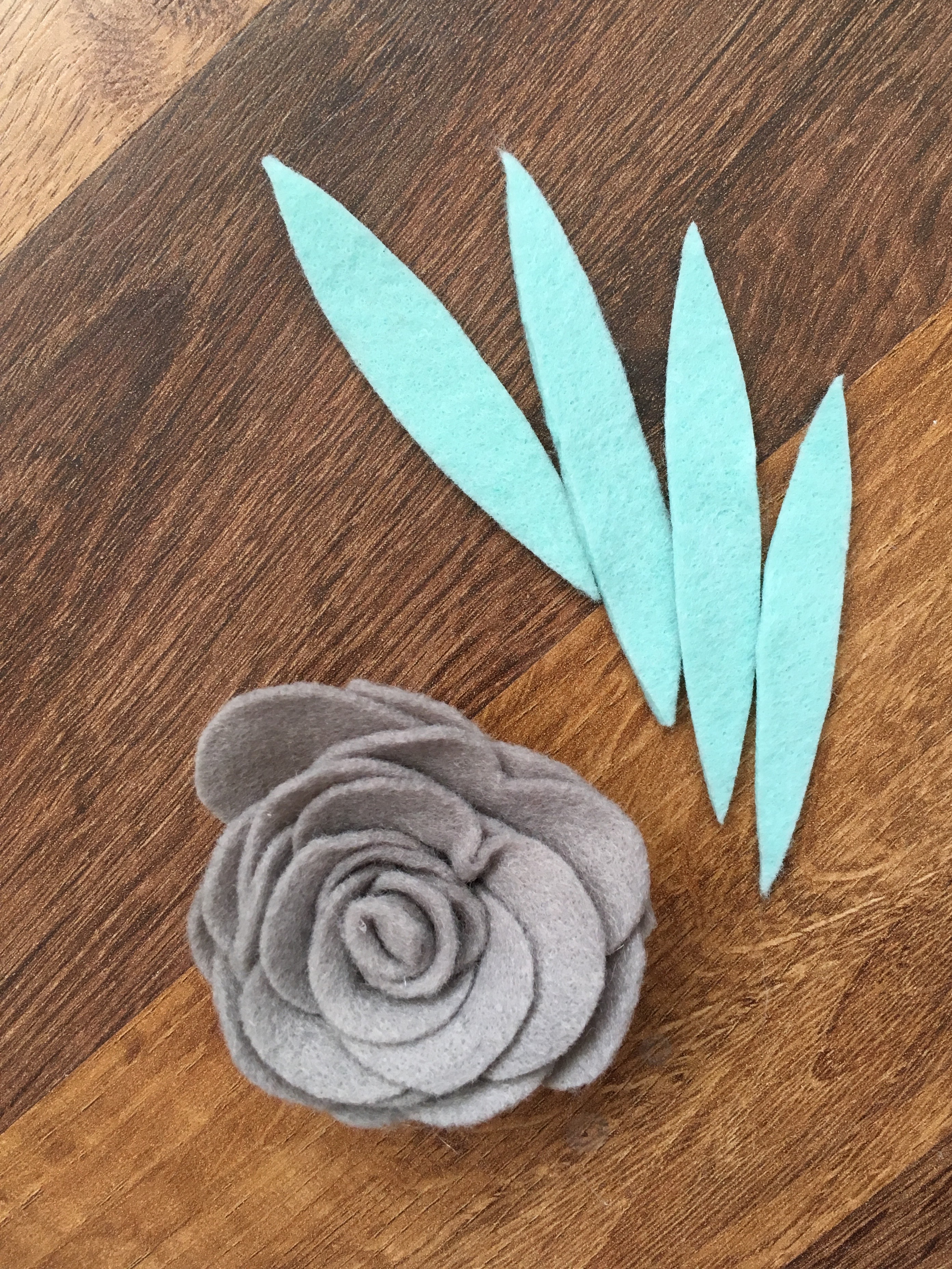 Felt Flower Tutorial | Felt Chrysanthemum | Felt Pom Pom Flower | Felt Snipped Flower | Felt Wreath | Spring Wreath | Flower Wreath Ideas | Spring Ideas | Spring DIY Decor | DIY Home Decor | Vintage Metal Home Decor