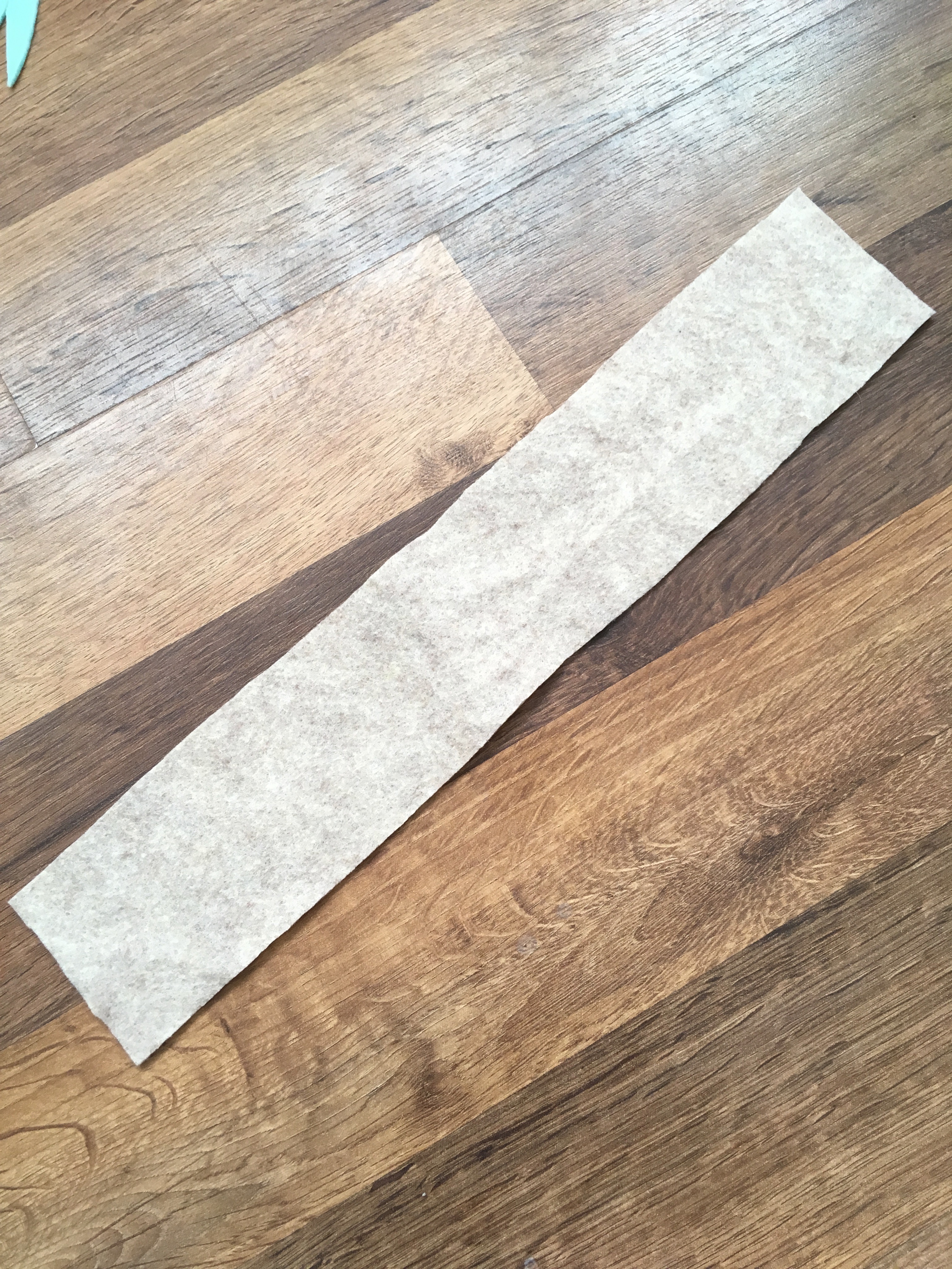 Felt Flower Tutorial | Felt Chrysanthemum | Felt Pom Pom Flower | Felt Snipped Flower | Felt Wreath | Spring Wreath | Flower Wreath Ideas | Spring Ideas | Spring DIY Decor | DIY Home Decor | Vintage Metal Home Decor