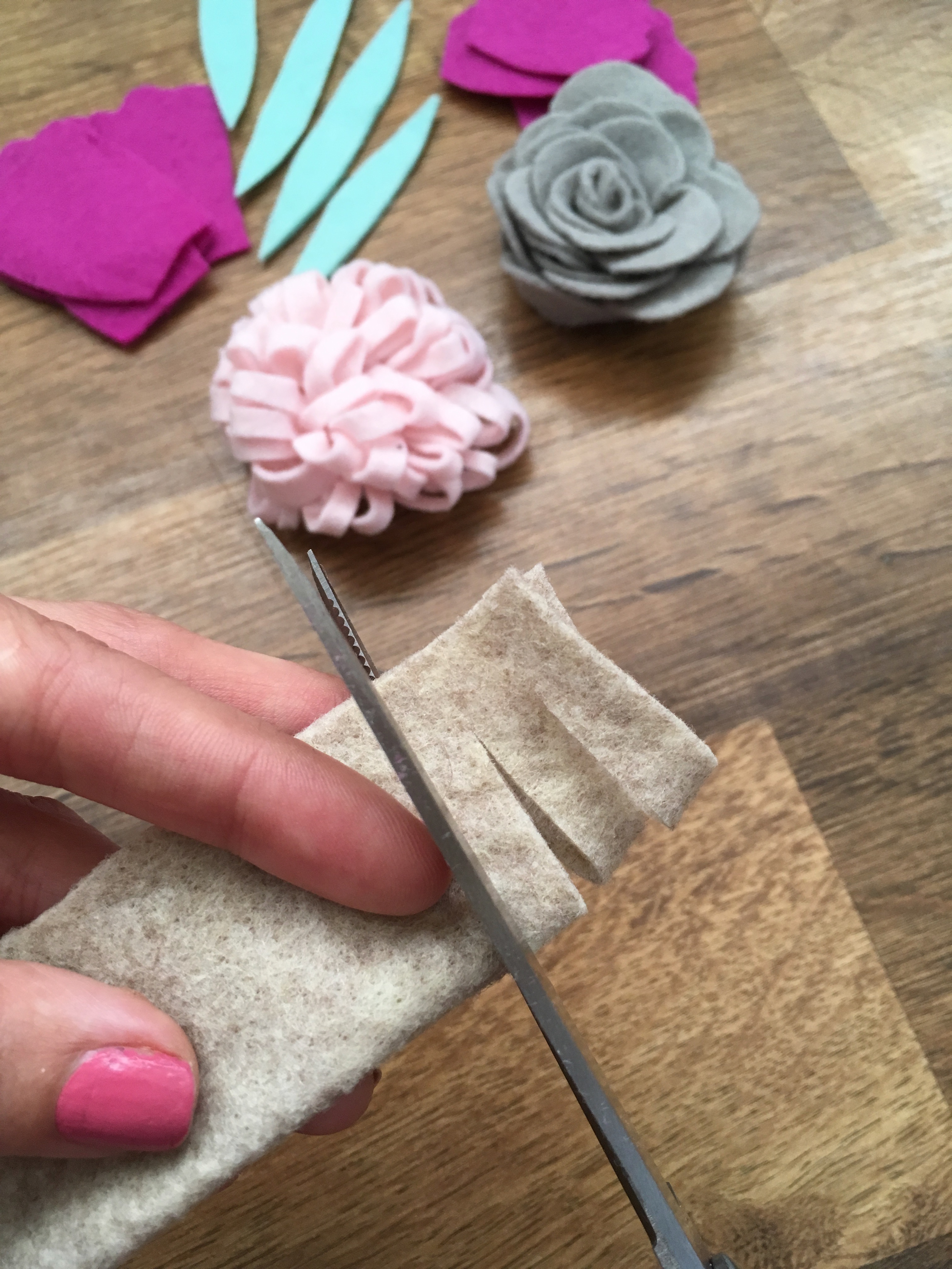 Felt Flower Tutorial | Felt Chrysanthemum | Felt Pom Pom Flower | Felt Snipped Flower | Felt Wreath | Spring Wreath | Flower Wreath Ideas | Spring Ideas | Spring DIY Decor | DIY Home Decor | Vintage Metal Home Decor