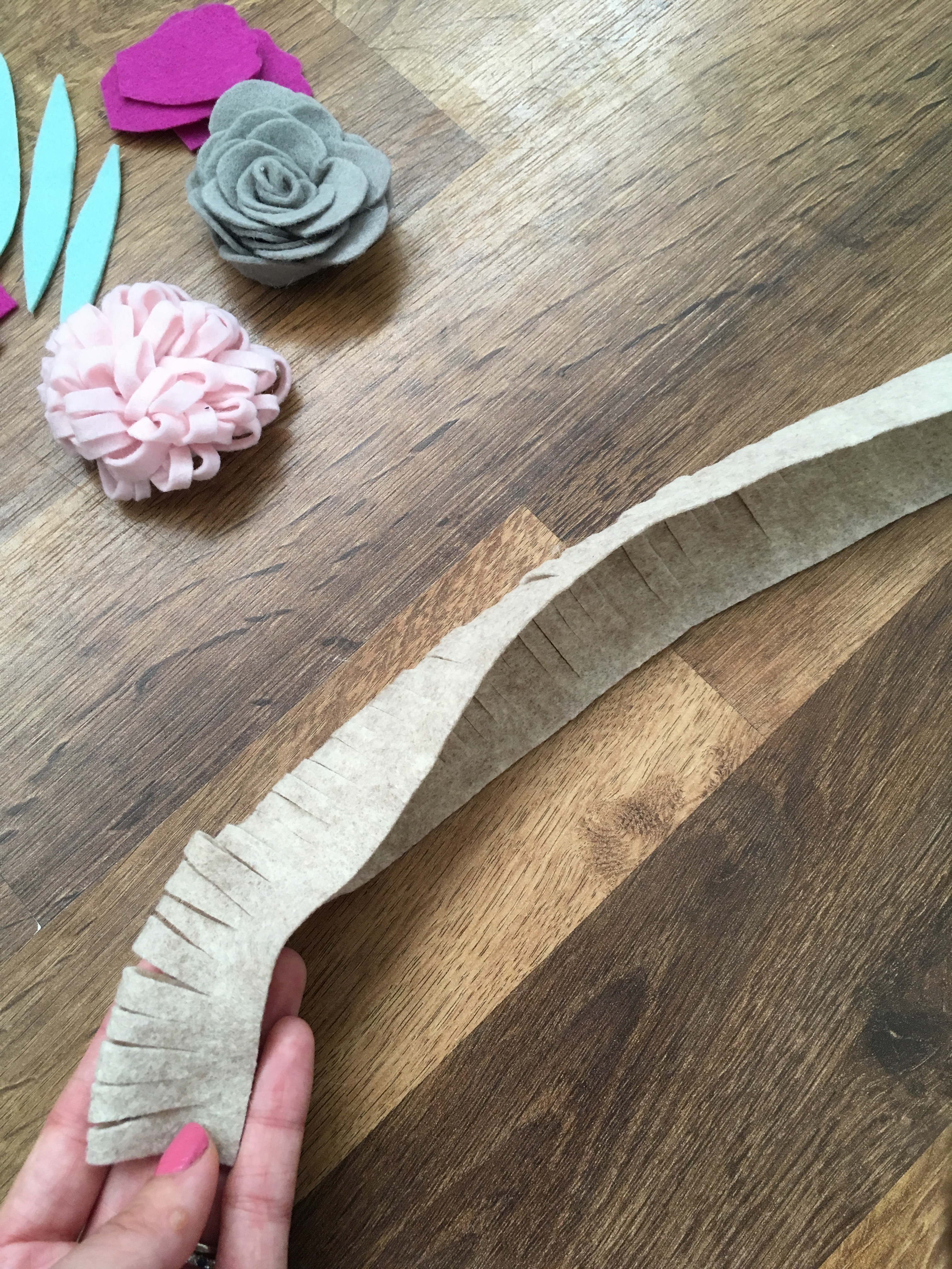 Felt Flower Tutorial | Felt Chrysanthemum | Felt Pom Pom Flower | Felt Snipped Flower | Felt Wreath | Spring Wreath | Flower Wreath Ideas | Spring Ideas | Spring DIY Decor | DIY Home Decor | Vintage Metal Home Decor