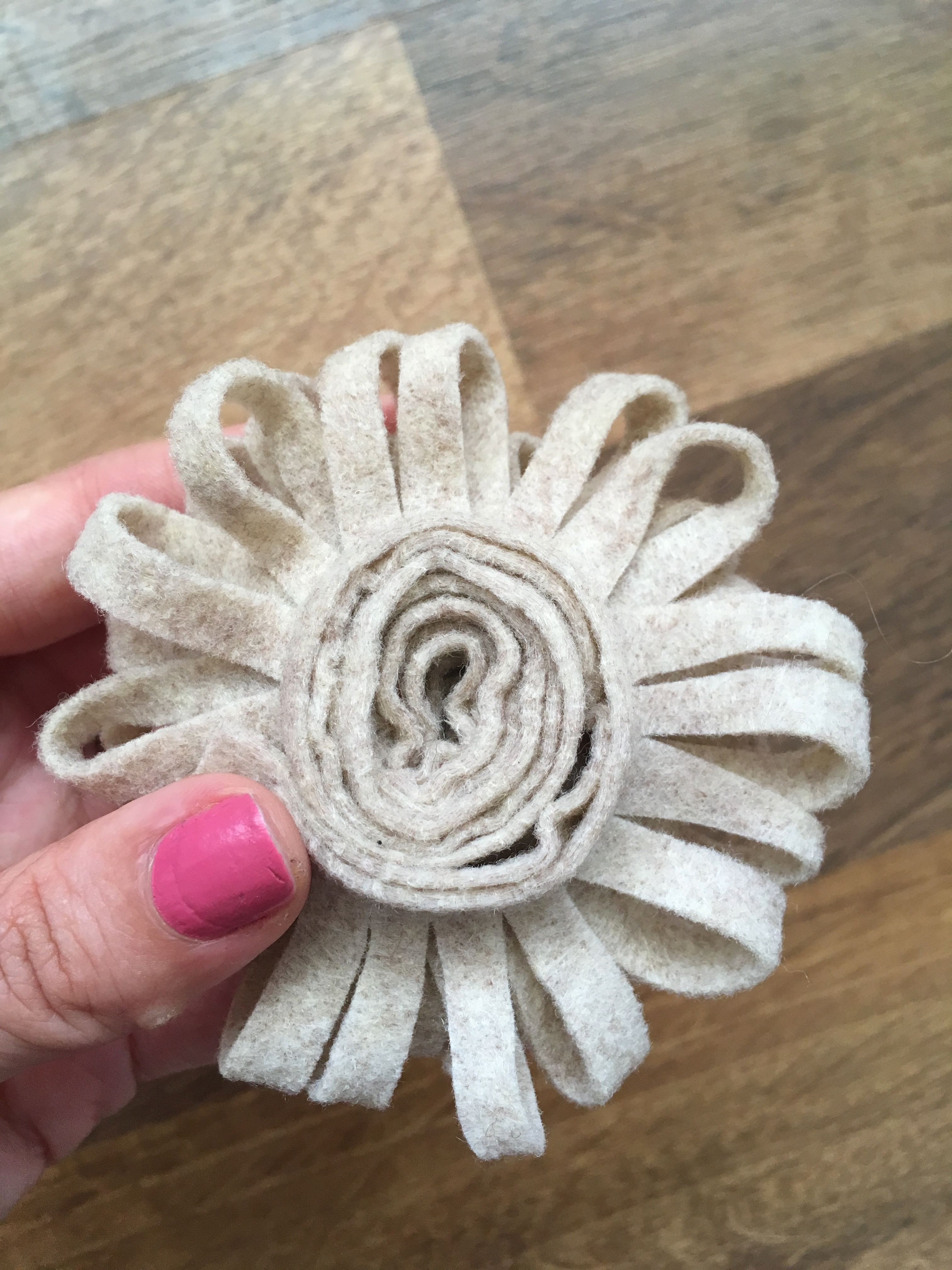 Felt Flower Tutorial | Felt Chrysanthemum | Felt Pom Pom Flower | Felt Snipped Flower | Felt Wreath | Spring Wreath | Flower Wreath Ideas | Spring Ideas | Spring DIY Decor | DIY Home Decor | Vintage Metal Home Decor