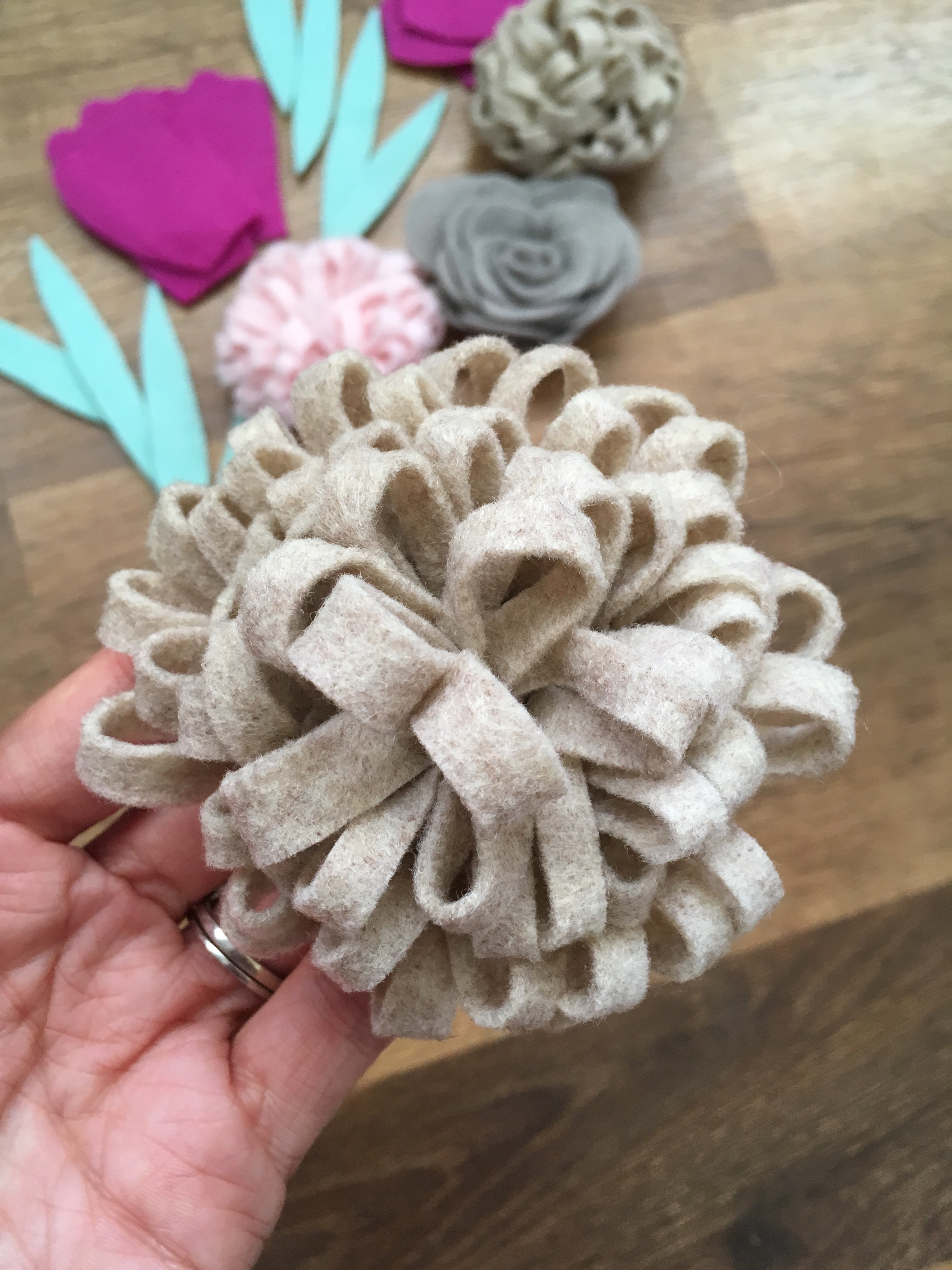 Felt Flower Tutorial | Felt Chrysanthemum | Felt Pom Pom Flower | Felt Snipped Flower | Felt Wreath | Spring Wreath | Flower Wreath Ideas | Spring Ideas | Spring DIY Decor | DIY Home Decor | Vintage Metal Home Decor