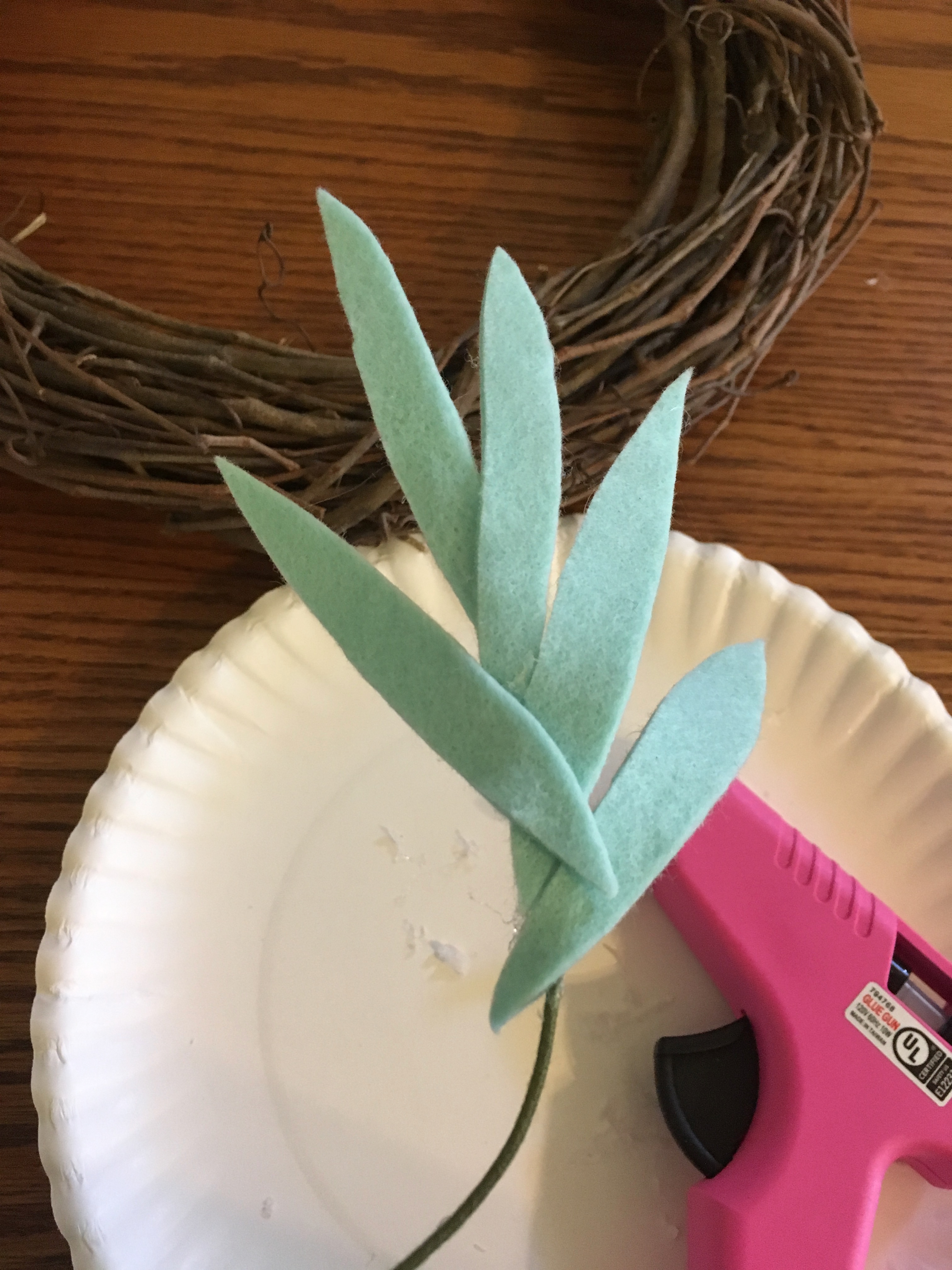 Felt Flowers DIY | DIY Wreath | Spring Decor | DIY Farmhouse Decor | Spring Wreath | Wreath Tutorial | Felt Flower Tutorial |