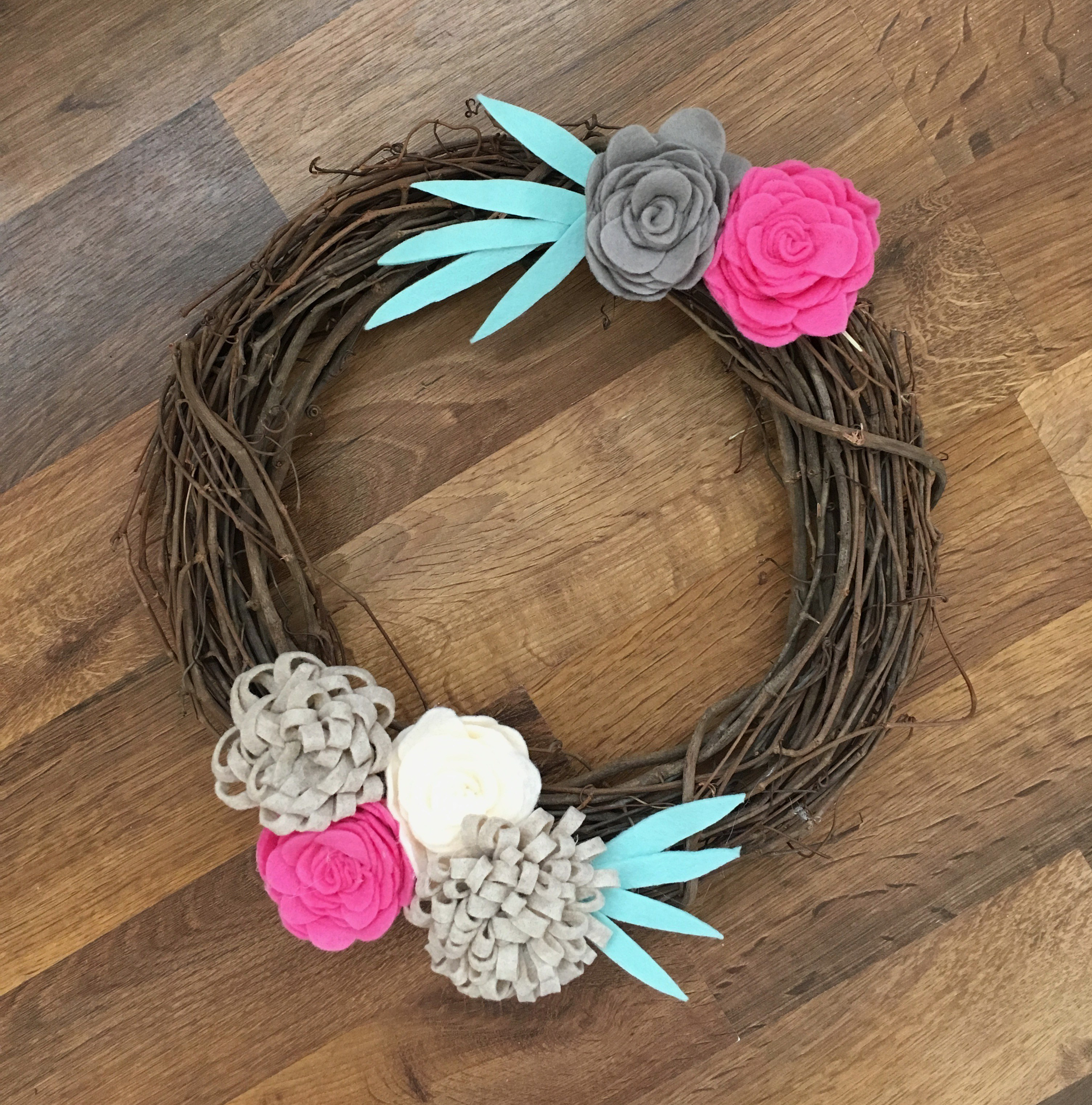 Felt Flowers DIY | DIY Wreath | Spring Decor | DIY Farmhouse Decor | Spring Wreath | Wreath Tutorial | Felt Flower Tutorial |