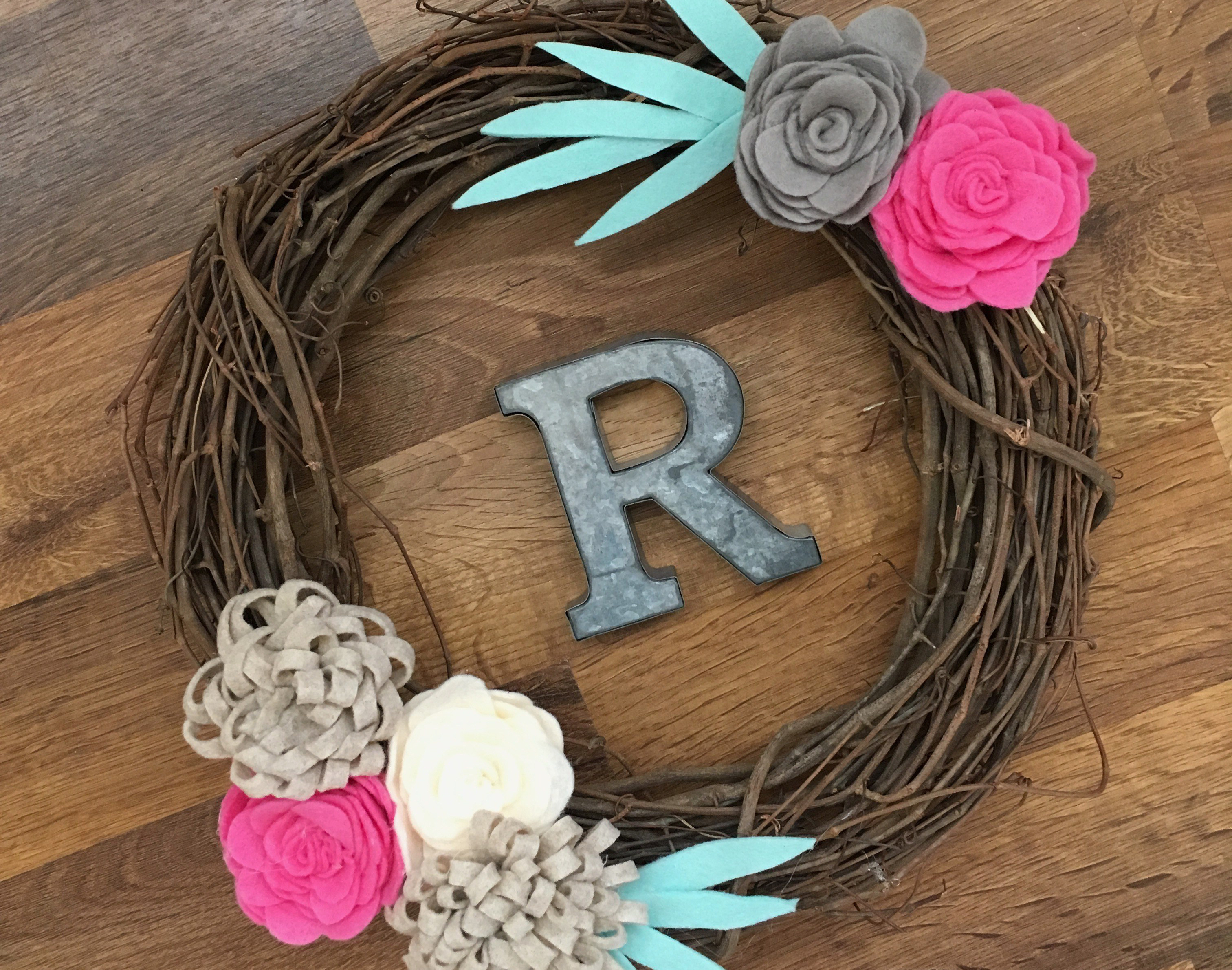 Felt Flowers DIY | DIY Wreath | Spring Decor | DIY Farmhouse Decor | Spring Wreath | Wreath Tutorial | Felt Flower Tutorial |
