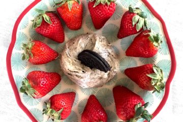 Oreo Cheesecake Dip with Fresh Strawberries | Oreo Fruit Dip | Cream Cheese Fruit Dip | Oreo Desserts | Summer Dessert Recipe | Fruit Dip Recipe | Fresh Fruit | Summer Food | Picnic Food | Picnic Recipes | BBQ Recipes | Summer Ideas