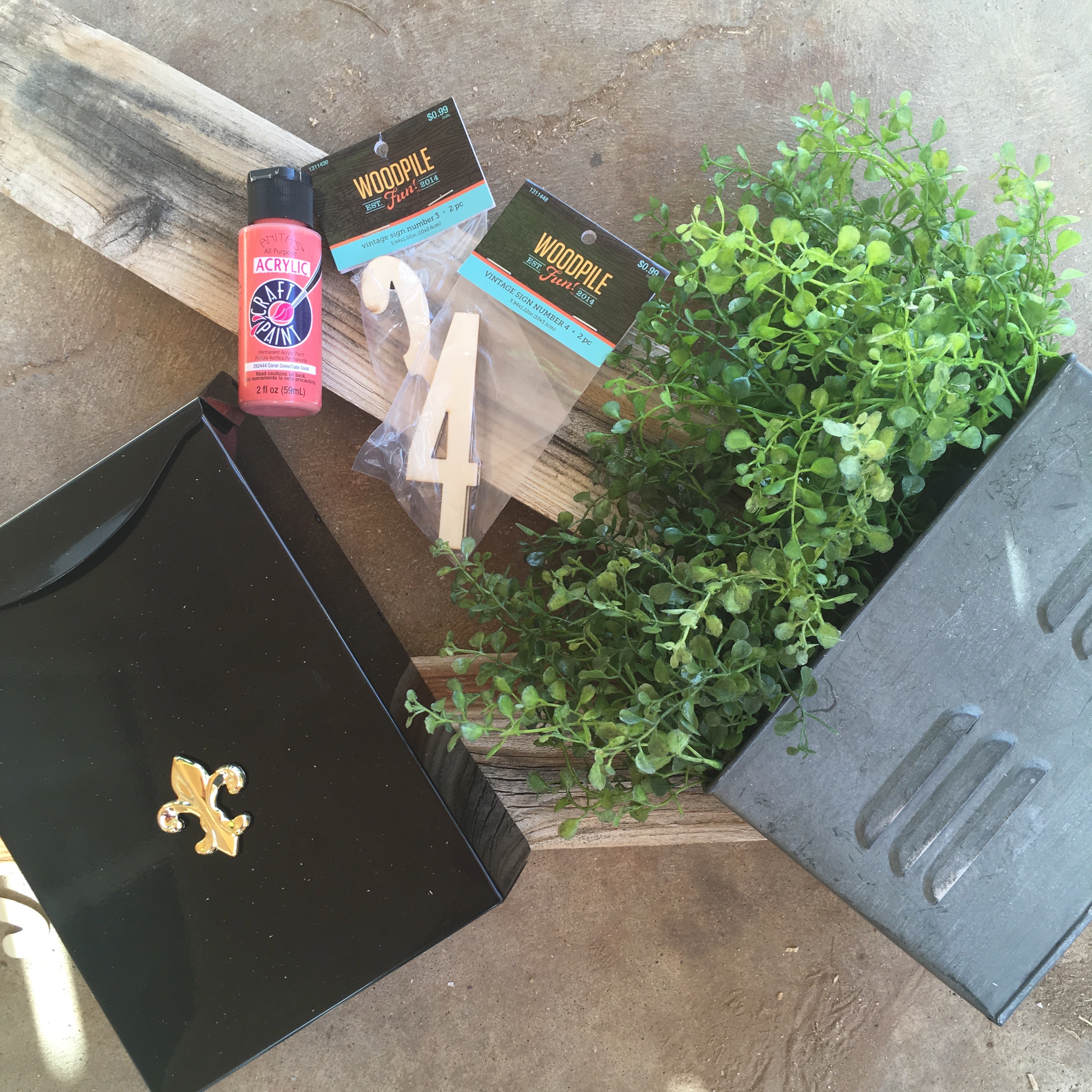 DIY Farmhouse Mailbox | Farmhouse Decor | Pallet Projects | Pallet Furniture | Pallet Ideas | Wood Signs | Rustic Home Decor | Mailbox Ideas | Mailbox Makeover