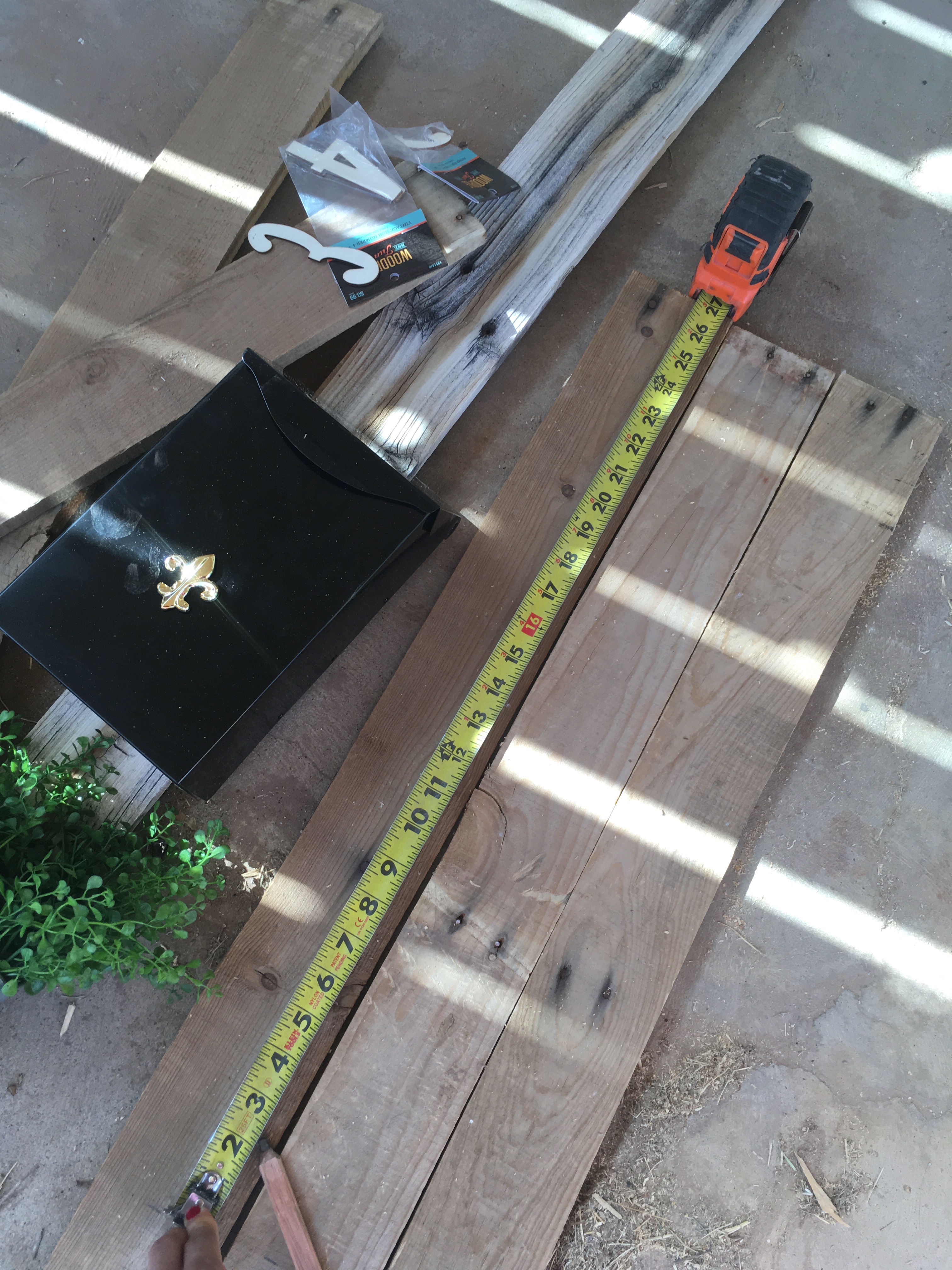 DIY Farmhouse Mailbox | Farmhouse Decor | Pallet Projects | Pallet Furniture | Pallet Ideas | Wood Signs | Rustic Home Decor | Mailbox Ideas | Mailbox Makeover