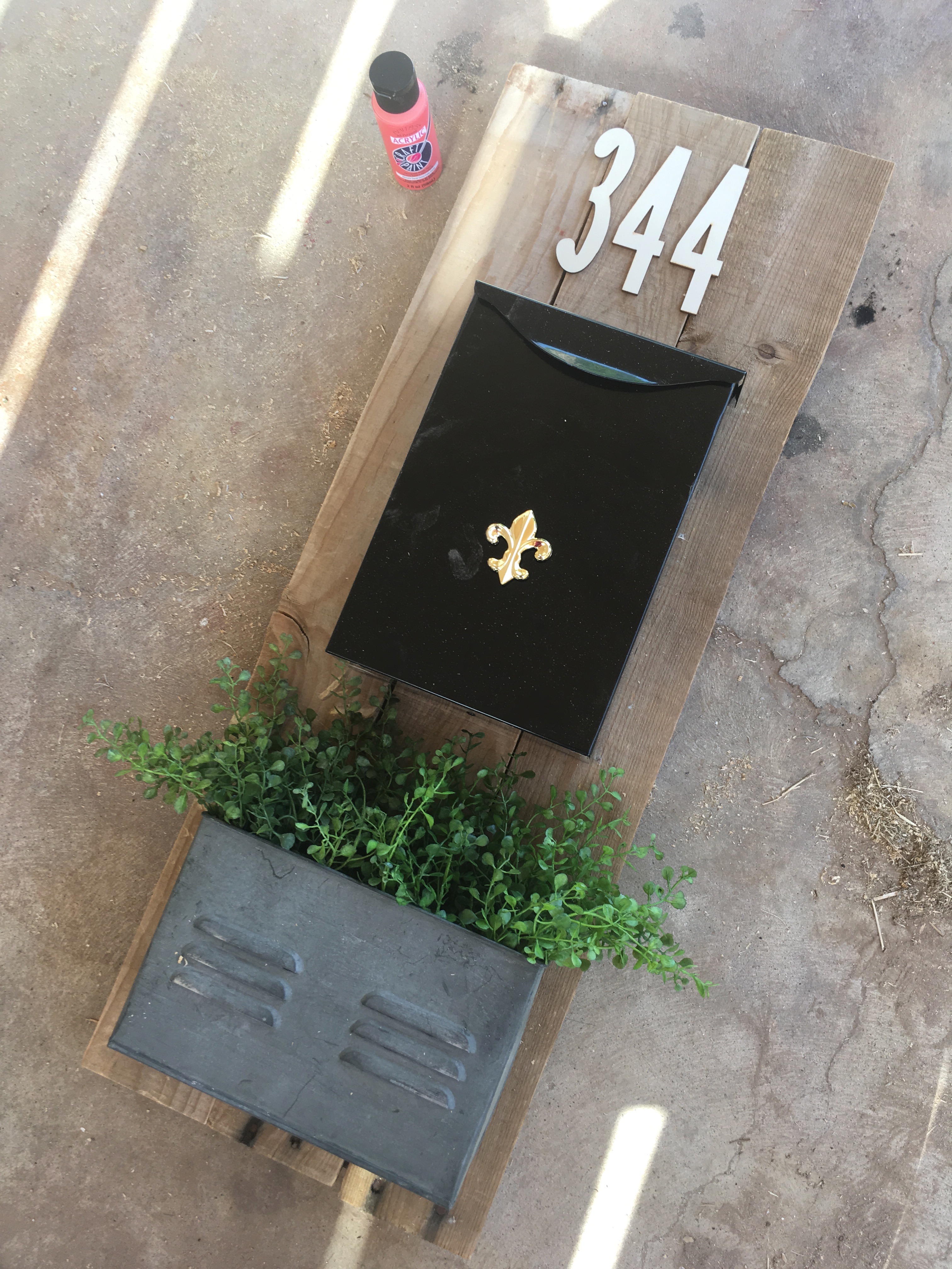 DIY Farmhouse Mailbox | Farmhouse Decor | Pallet Projects | Pallet Furniture | Pallet Ideas | Wood Signs | Rustic Home Decor | Mailbox Ideas | Mailbox Makeover