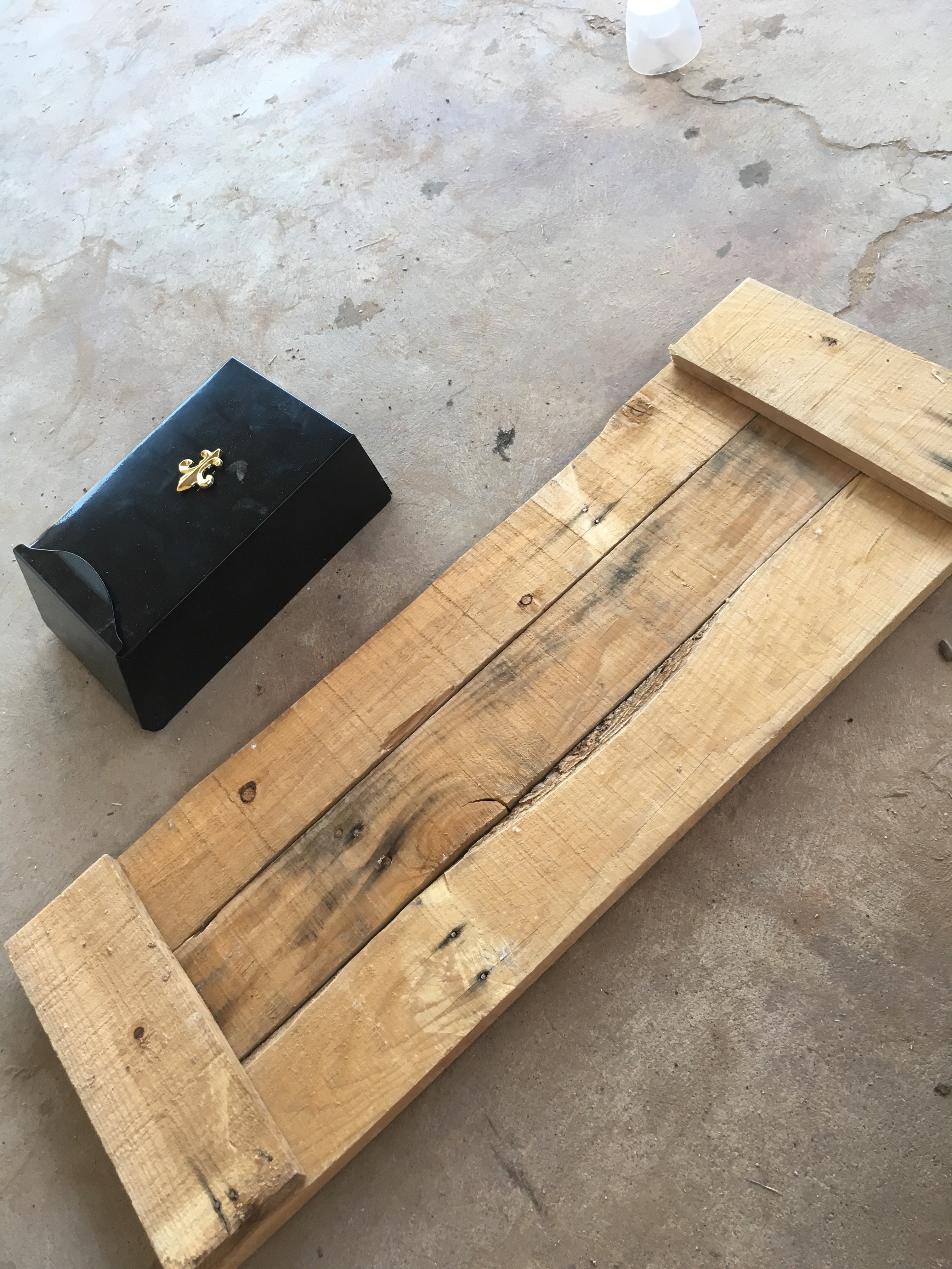 DIY Farmhouse Mailbox | Farmhouse Decor | Pallet Projects | Pallet Furniture | Pallet Ideas | Wood Signs | Rustic Home Decor | Mailbox Ideas | Mailbox Makeover