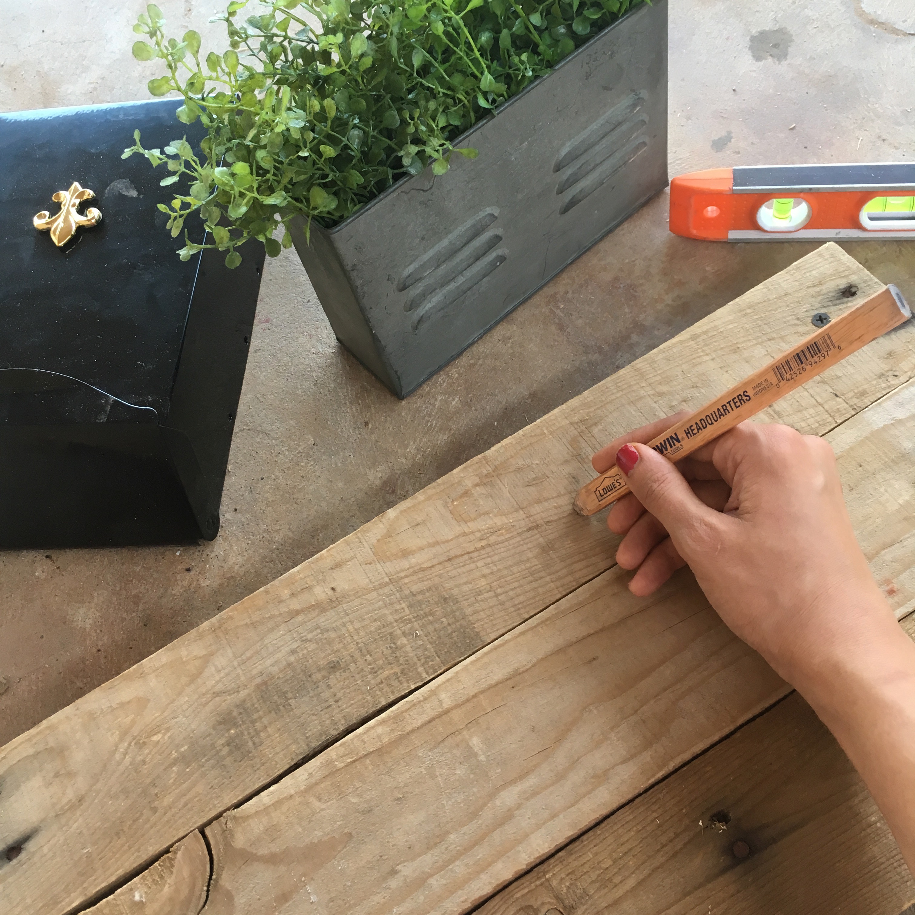 DIY Farmhouse Mailbox | Farmhouse Decor | Pallet Projects | Pallet Furniture | Pallet Ideas | Wood Signs | Rustic Home Decor | Mailbox Ideas | Mailbox Makeover