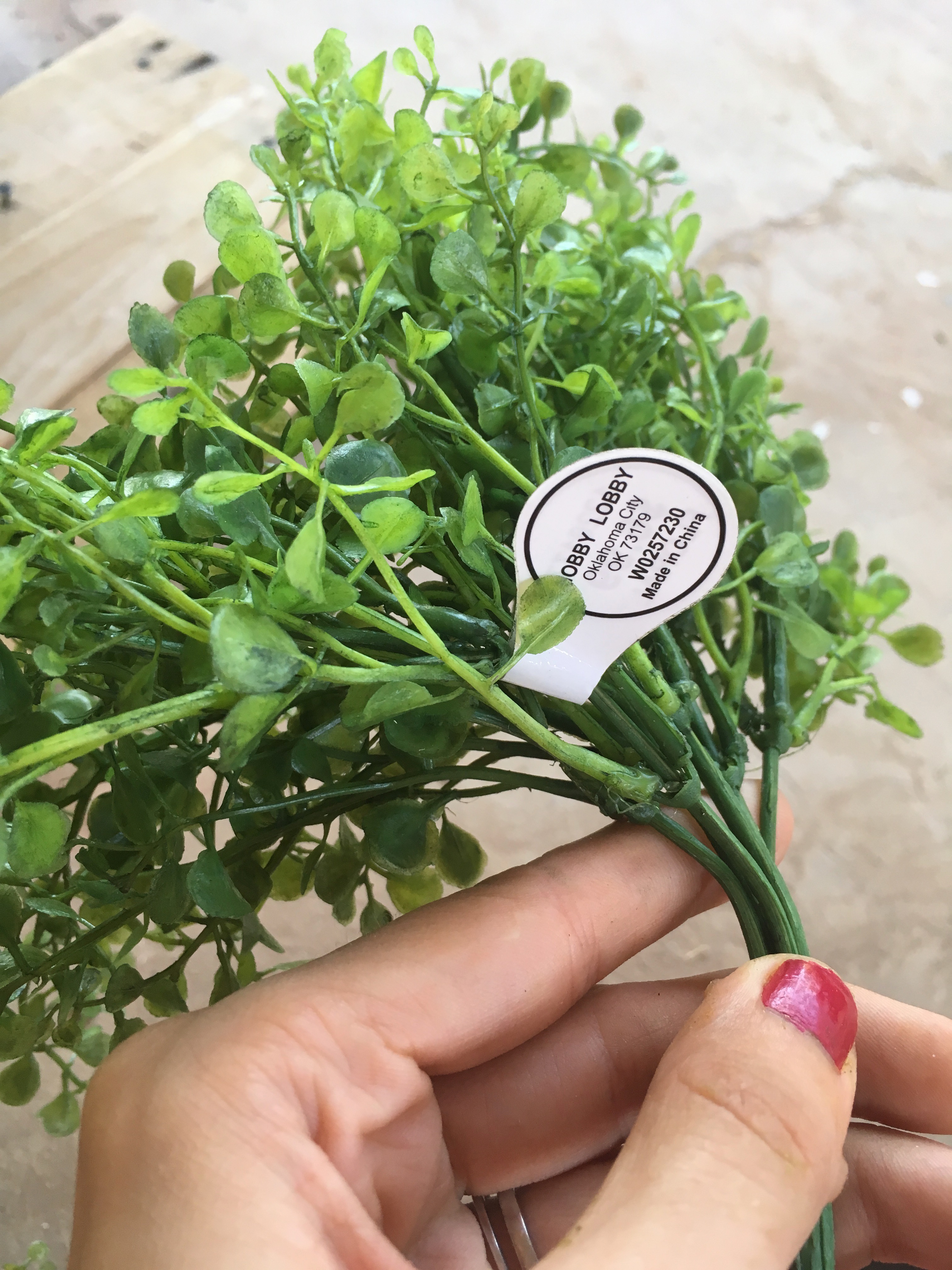 DIY Farmhouse Mailbox | Farmhouse Decor | Pallet Projects | Pallet Furniture | Pallet Ideas | Wood Signs | Rustic Home Decor | Mailbox Ideas | Mailbox Makeover