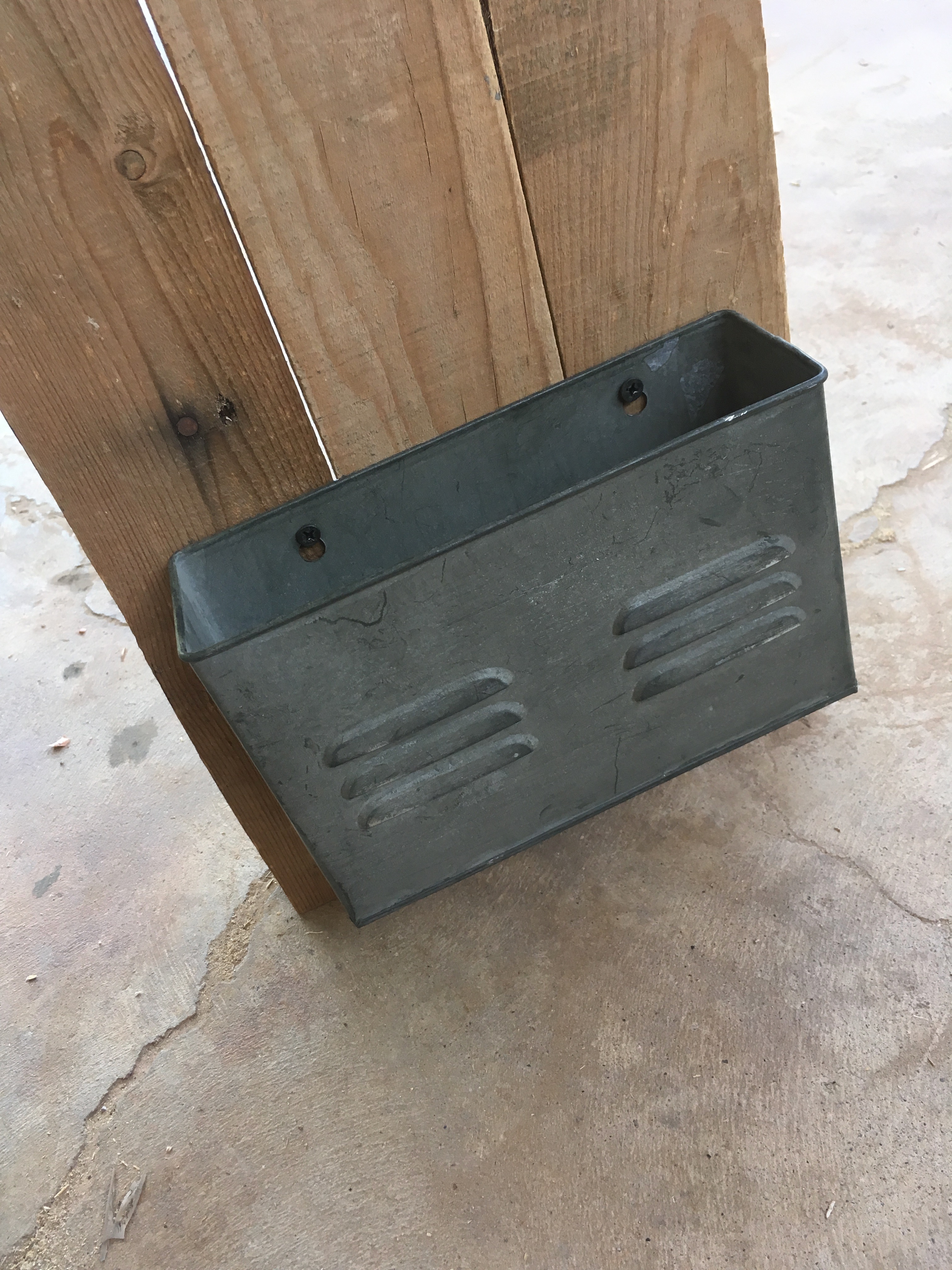 DIY Farmhouse Mailbox | Farmhouse Decor | Pallet Projects | Pallet Furniture | Pallet Ideas | Wood Signs | Rustic Home Decor | Mailbox Ideas | Mailbox Makeover