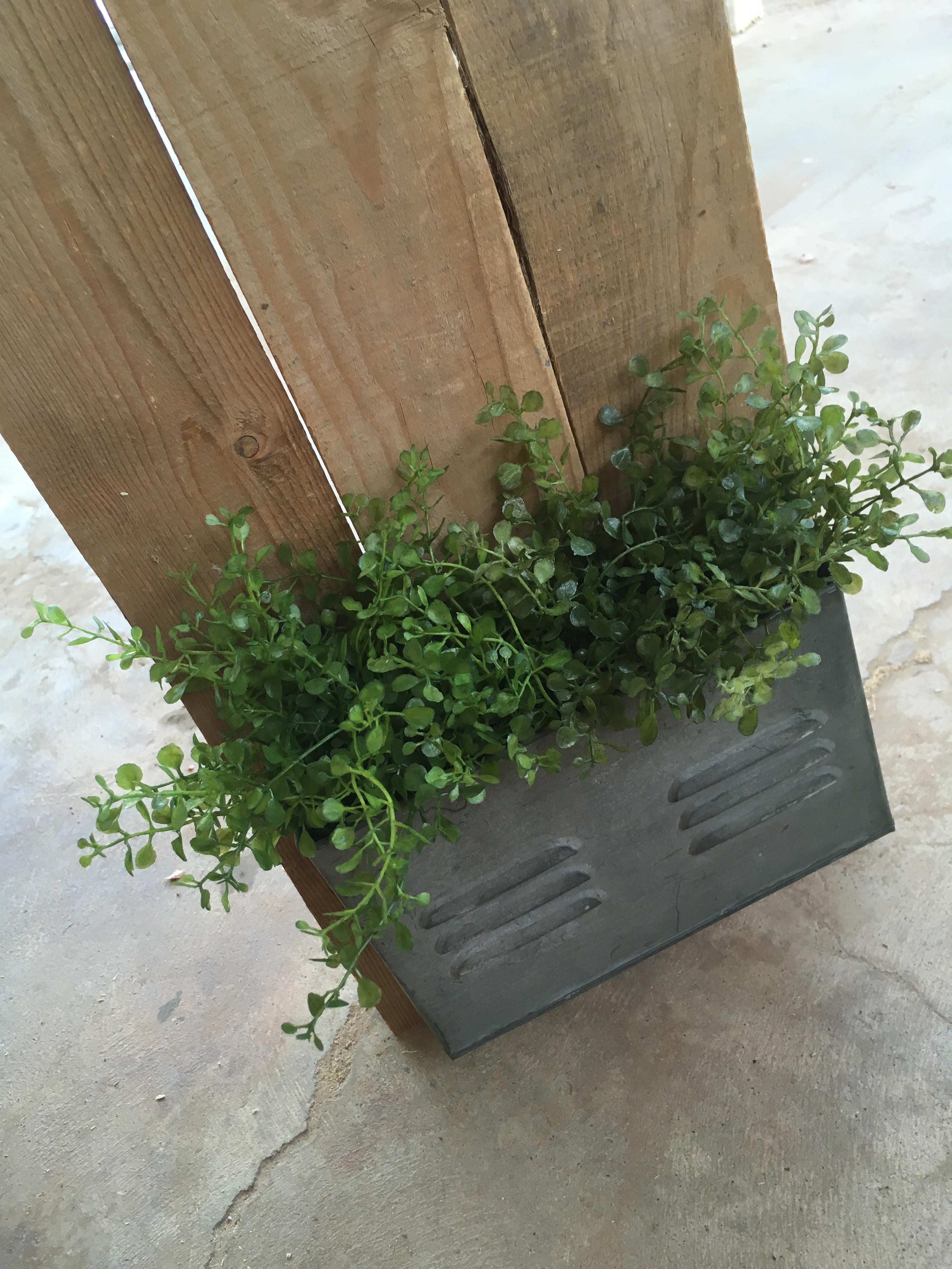 DIY Farmhouse Mailbox | Farmhouse Decor | Pallet Projects | Pallet Furniture | Pallet Ideas | Wood Signs | Rustic Home Decor | Mailbox Ideas | Mailbox Makeover