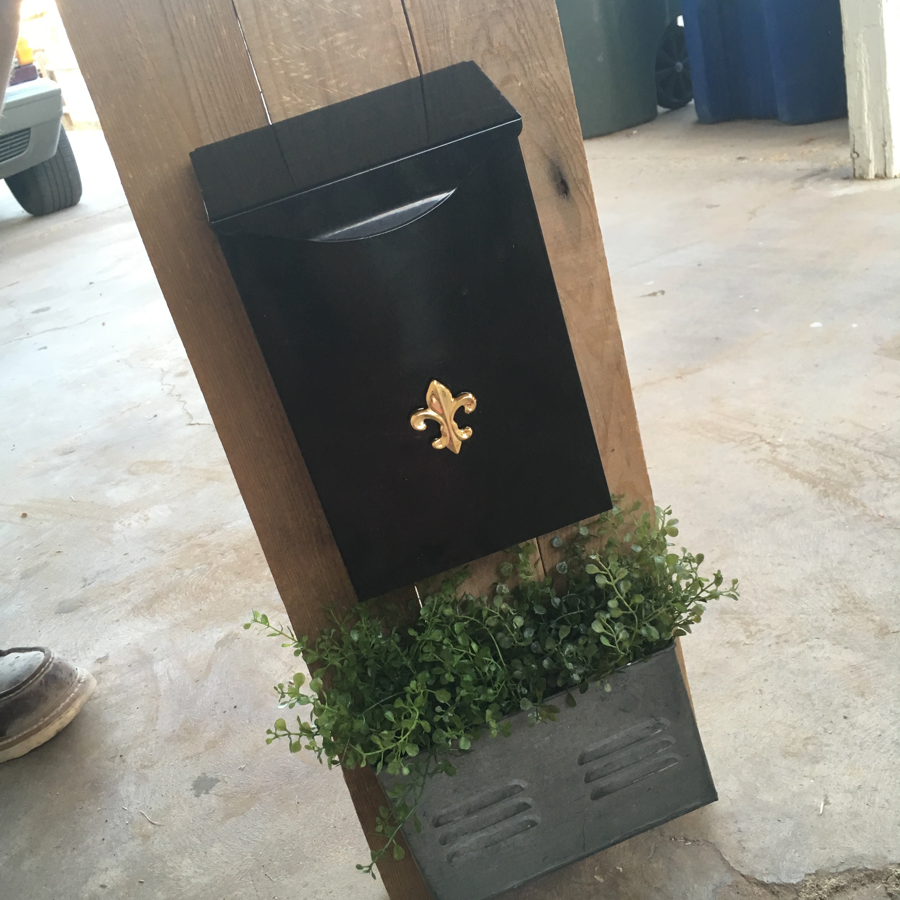 DIY Farmhouse Mailbox | Farmhouse Decor | Pallet Projects | Pallet Furniture | Pallet Ideas | Wood Signs | Rustic Home Decor | Mailbox Ideas | Mailbox Makeover