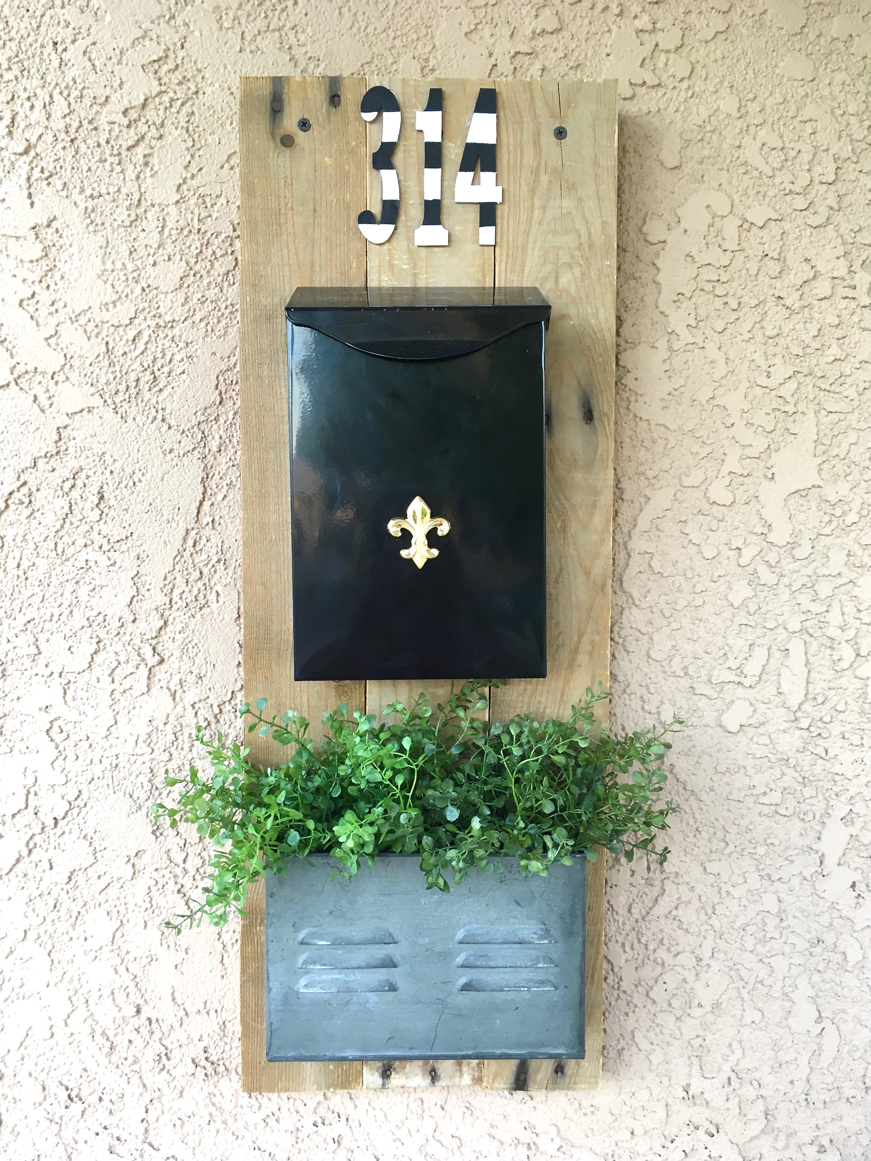 DIY Farmhouse Mailbox | Farmhouse Decor | Pallet Projects | Pallet Furniture | Pallet Ideas | Wood Signs | Rustic Home Decor | Mailbox Ideas | Mailbox Makeover