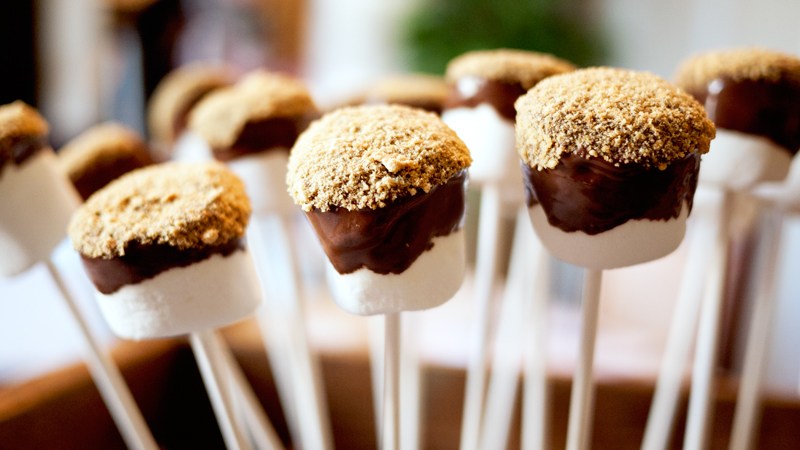 S'mores Desserts | S'mores Bars | S'mores Cookies | S'mores Iced Coffee | S'mores Brownies | S'mores Treats | S'mores Dip | S'mores Recipes | S'mores Ideas | S'mores Cheesecake | S'mores | Summer Desserts | S'mores Recipes | Summer Desserts | Summer Recipes | Summer Treats | Cookout Ideas | BBQ Dessert