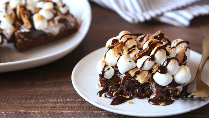 S'mores Desserts | S'mores Bars | S'mores Cookies | S'mores Iced Coffee | S'mores Brownies | S'mores Treats | S'mores Dip | S'mores Recipes | S'mores Ideas | S'mores Cheesecake | S'mores | Summer Desserts | S'mores Recipes | Summer Desserts | Summer Recipes | Summer Treats | Cookout Ideas | BBQ Dessert