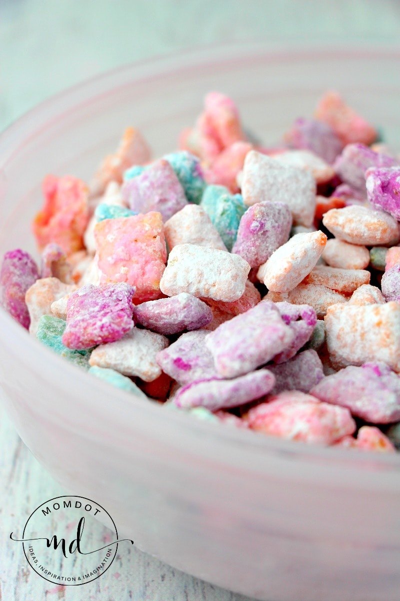 Unicorn Treats | Unicorn Treat Bags | Unicorn Treat Ideas | Unicorn Treats for Birthday Party | Unicorn Treats Edibles | Unicorn Treats DIY | Unicorn Treats Recipes | Unicorn Themed Birthday Treats | Add a little sparkle to your #unicornparty with these fun unicorn treats! #unicornbirthday #unicorn #sixcleversisters