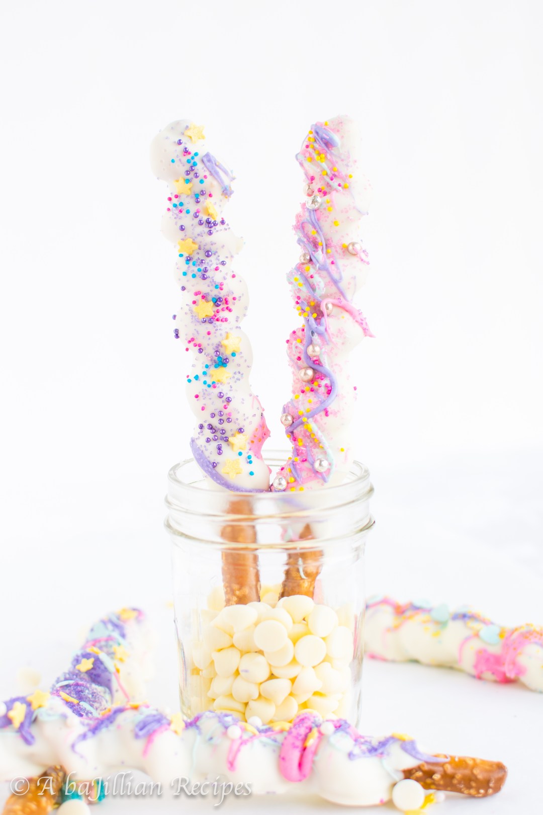 Unicorn Treats | Unicorn Treat Bags | Unicorn Treat Ideas | Unicorn Treats for Birthday Party | Unicorn Treats Edibles | Unicorn Treats DIY | Unicorn Treats Recipes | Unicorn Themed Birthday Treats | Add a little sparkle to your #unicornparty with these fun unicorn treats! #unicornbirthday #unicorn #sixcleversisters
