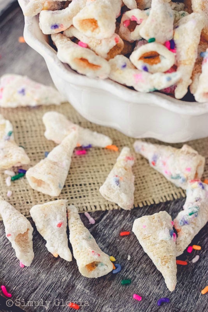 Unicorn Treats | Unicorn Treat Bags | Unicorn Treat Ideas | Unicorn Treats for Birthday Party | Unicorn Treats Edibles | Unicorn Treats DIY | Unicorn Treats Recipes | Unicorn Themed Birthday Treats | Add a little sparkle to your #unicornparty with these fun unicorn treats! #unicornbirthday #unicorn #sixcleversisters
