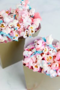 Unicorn Treats | Unicorn Treat Bags | Unicorn Treat Ideas | Unicorn Treats for Birthday Party | Unicorn Treats Edibles | Unicorn Treats DIY | Unicorn Treats Recipes | Unicorn Themed Birthday Treats | Add a little sparkle to your #unicornparty with these fun unicorn treats! #unicornbirthday #unicorn #sixcleversisters