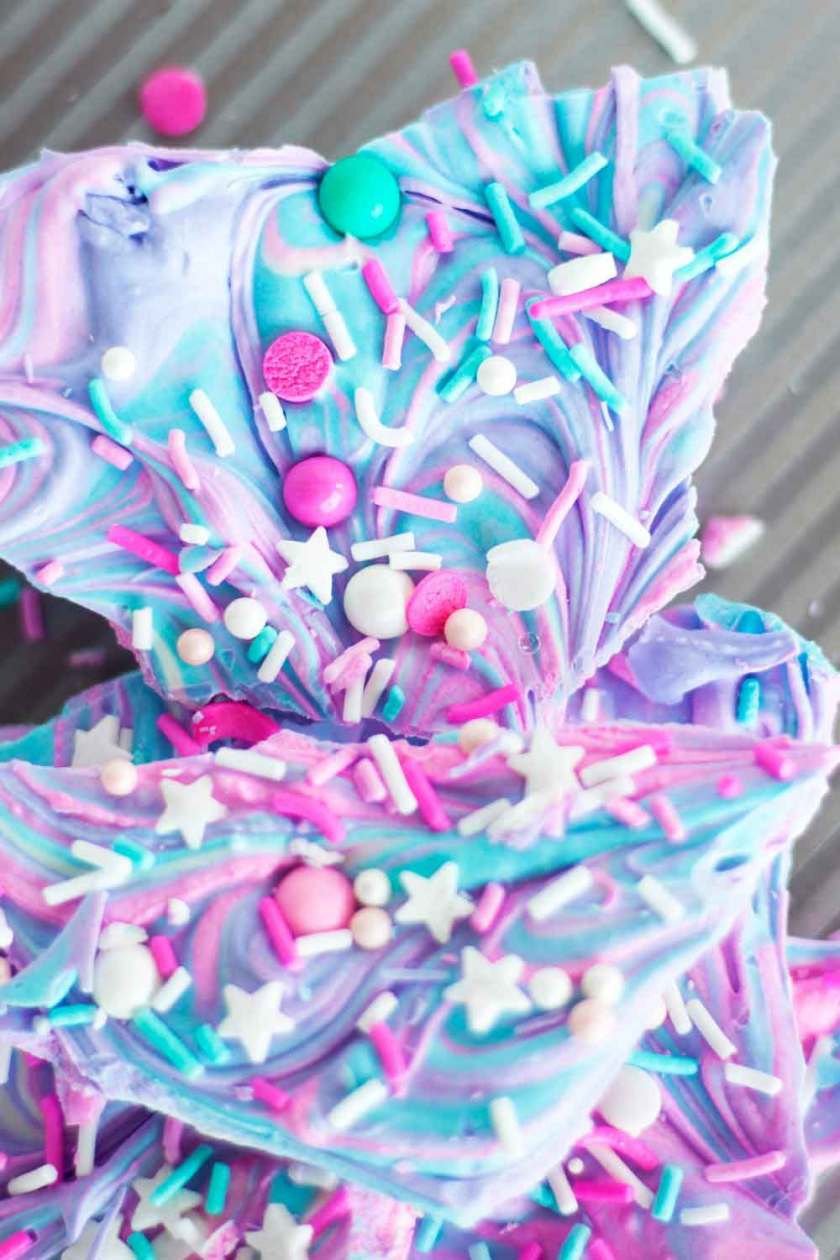 Unicorn Treats | Unicorn Treat Bags | Unicorn Treat Ideas | Unicorn Treats for Birthday Party | Unicorn Treats Edibles | Unicorn Treats DIY | Unicorn Treats Recipes | Unicorn Themed Birthday Treats | Add a little sparkle to your #unicornparty with these fun unicorn treats! #unicornbirthday #unicorn #sixcleversisters