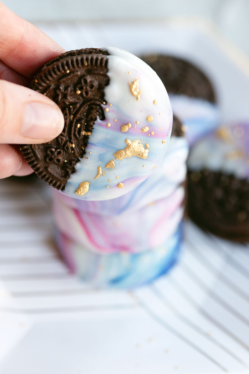 Unicorn Treats | Unicorn Treat Bags | Unicorn Treat Ideas | Unicorn Treats for Birthday Party | Unicorn Treats Edibles | Unicorn Treats DIY | Unicorn Treats Recipes | Unicorn Themed Birthday Treats | Add a little sparkle to your #unicornparty with these fun unicorn treats! #unicornbirthday #unicorn #sixcleversisters