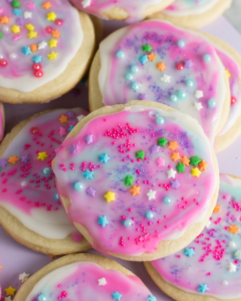 Unicorn Treats | Unicorn Treat Bags | Unicorn Treat Ideas | Unicorn Treats for Birthday Party | Unicorn Treats Edibles | Unicorn Treats DIY | Unicorn Treats Recipes | Unicorn Themed Birthday Treats | Add a little sparkle to your #unicornparty with these fun unicorn treats! #unicornbirthday #unicorn #sixcleversisters