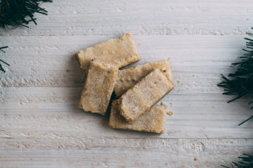 Scottish Shortbread | Shortbread Recipe | Traditional Scottish Shortbread | Christmas Shortbread | This traditional Scottish shortbread recipe is so delicious and perfect at Christmas - with the buttery and crispy flavors, this recipe is the perfect addition to your classic Christmas cookie recipes!