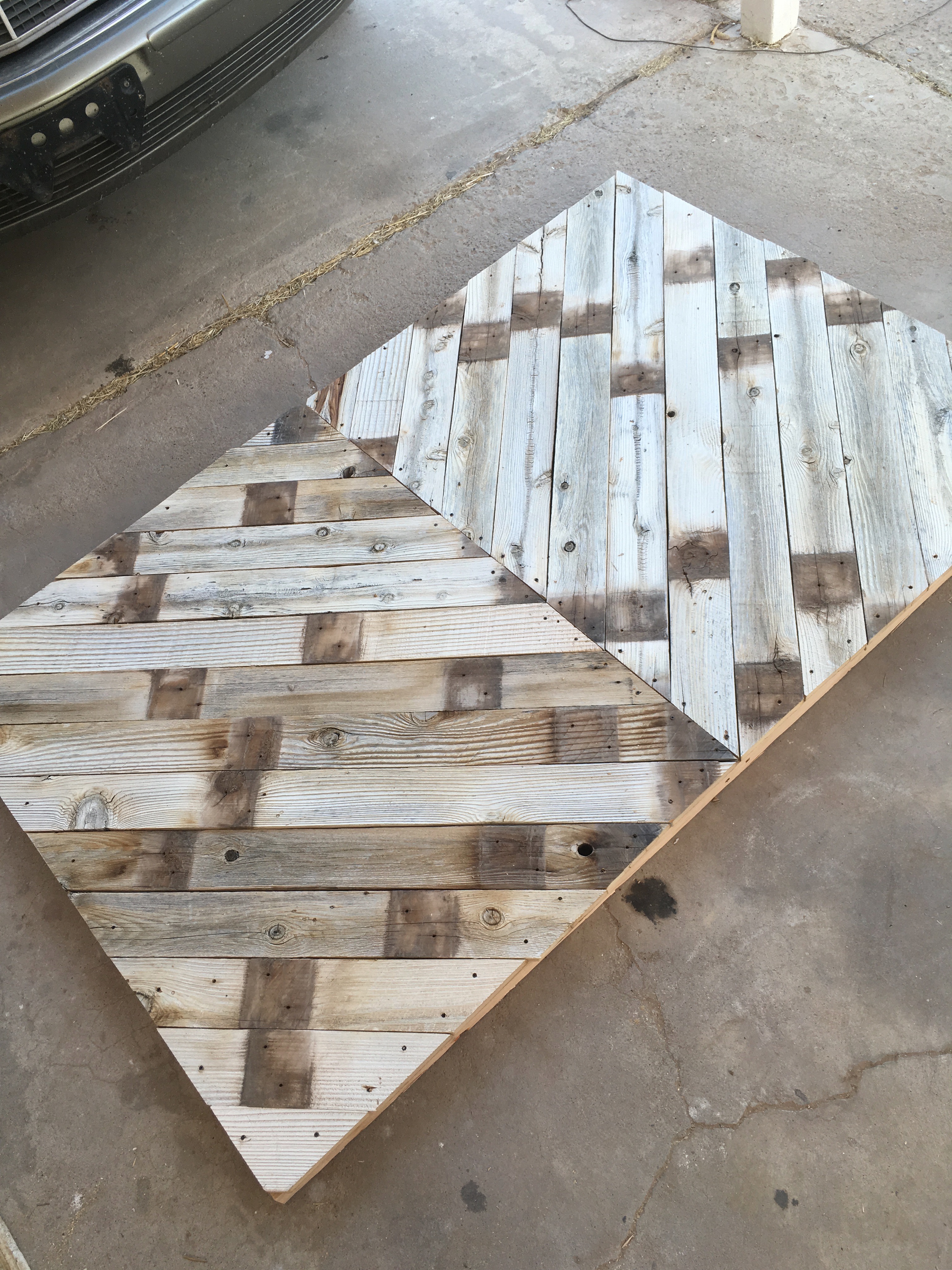 DIY Headboard | DIY Pallet project | Pallet Headboard | Pallet Wood Headboard | Pallet Furniture | Pallet Projects | Pallet Bed | Pallet Ideas | Rustic Headboard | Herringbone Pallet | Herringbone Heaboard | Six Clever Sisters