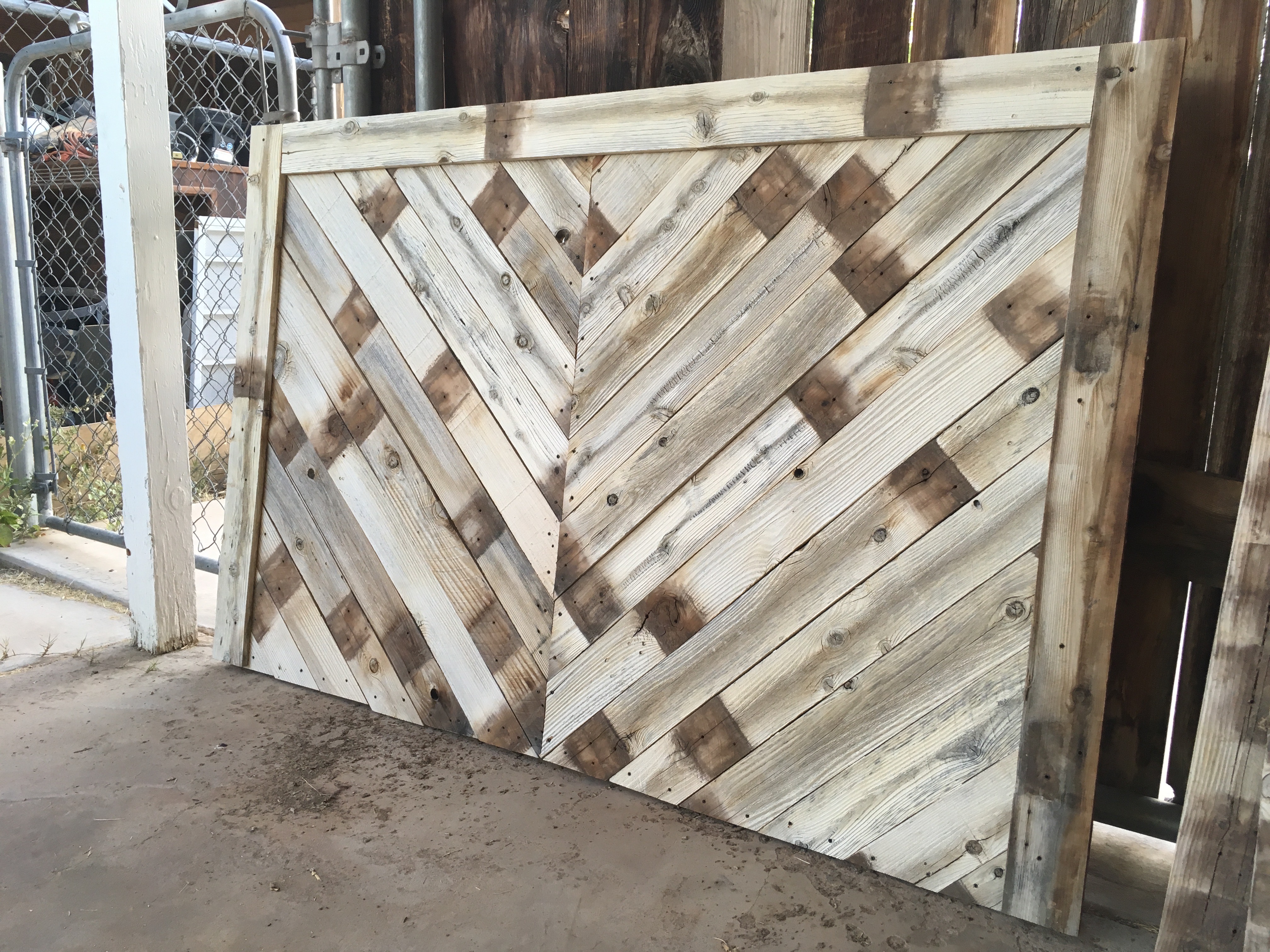 DIY Headboard | DIY Pallet project | Pallet Headboard | Pallet Wood Headboard | Pallet Furniture | Pallet Projects | Pallet Bed | Pallet Ideas | Rustic Headboard | Herringbone Pallet | Herringbone Heaboard | Six Clever Sisters