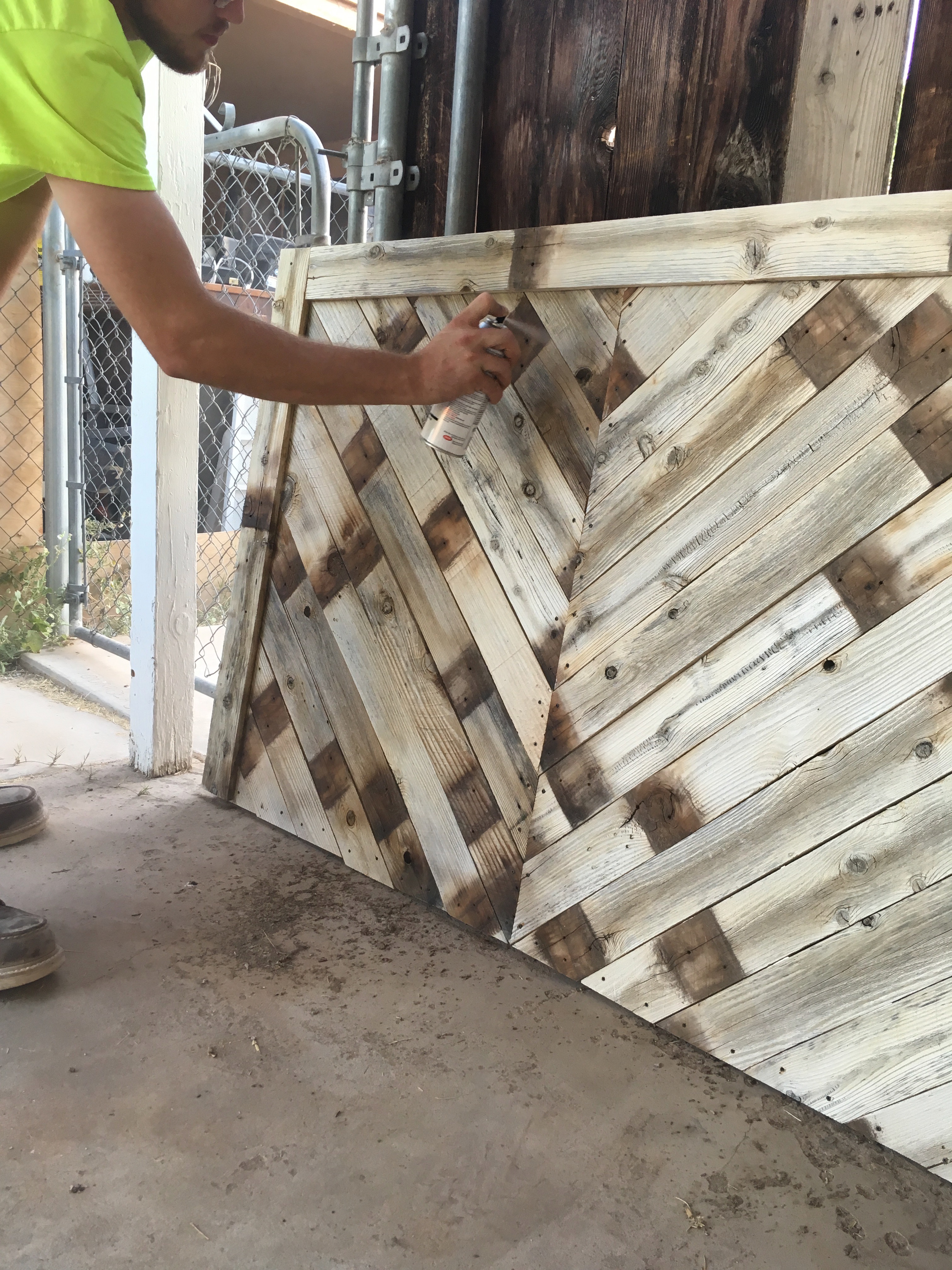 DIY Headboard | DIY Pallet project | Pallet Headboard | Pallet Wood Headboard | Pallet Furniture | Pallet Projects | Pallet Bed | Pallet Ideas | Rustic Headboard | Herringbone Pallet | Herringbone Heaboard | Six Clever Sisters