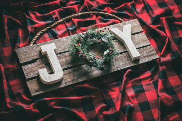 DIY Joy Christmas Sign | Pallet Sign Christmas | Wood Pallet Christmas Sign | Pallet Sign Ideas for Christmas | Pallet Board Christmas Sign | Rustic Christmas Sign | Rustic Christmas Pallet Signs | Rustic Wood Christmas Sign | Joy Sign Christmas Decor | How to Make a Joy Christmas Sign | Joy Christmas Wood Sign | Joy Christmas Sign DIY | Looking for some new decor to spruce up your home this holiday season? #palletprojects #christmascrafts #christmasdecor #sixcleversisters