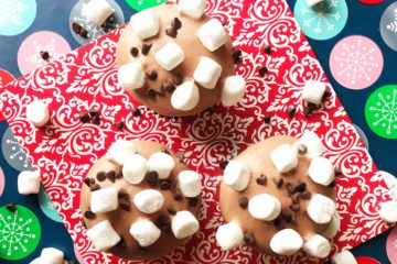 Hot Cocoa Cupcakes | Cupcake Recipe | Cupcakes | Hot Chocolate | Hot Cocoa | Hot Cocoa Recipe | Cake Decorating | Cakes | Cupcakes| Winter | Winter Treats | Cold Weather | Christmas | Kid Treat | Delicious Hot Cocoa Cupcakes found on Six Clever Sisters!