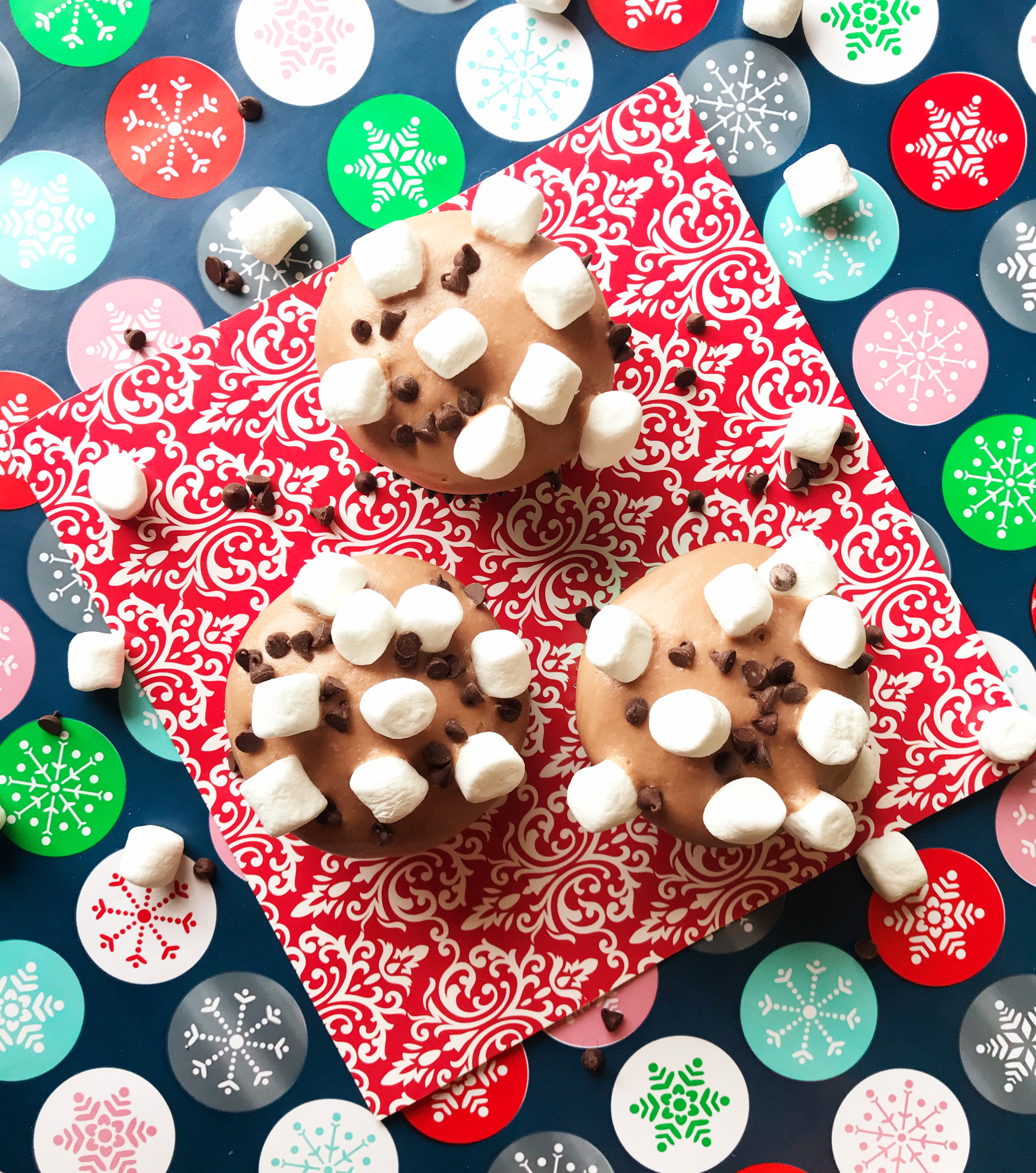 Hot Cocoa Cupcakes | Cupcake Recipe | Cupcakes | Hot Chocolate | Hot Cocoa | Hot Cocoa Recipe | Cake Decorating | Cakes | Cupcakes| Winter | Winter Treats | Cold Weather | Christmas | Kid Treat | Delicious Hot Cocoa Cupcakes found on Six Clever Sisters!